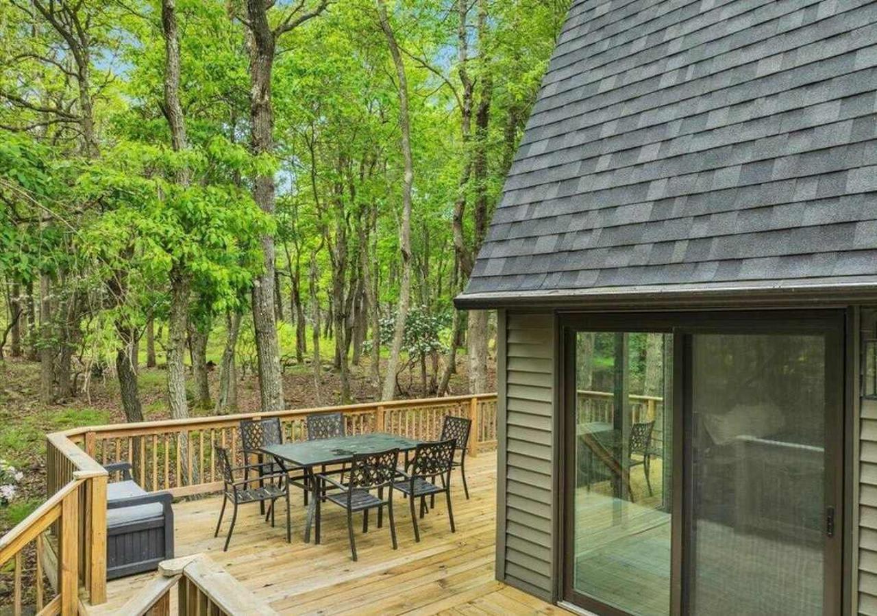 Tucked-Away Retreat A private feel with greenery all around, this deck
is your front-row seat to the best of the outdoors.