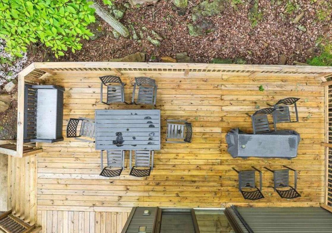 Bird's-Eye Deck View This spacious multi-zone deck is perfect for
lounging, dining, and soaking in the forest scenery.