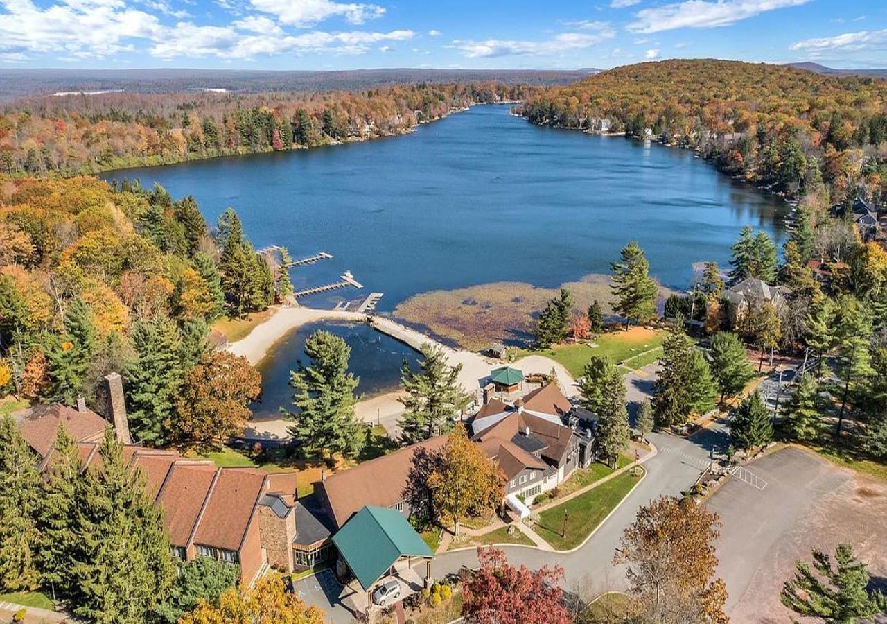 Lake Life Nearby Just a short drive away, this beautiful lake scene
shows what makes this area so loved by locals and visitors.