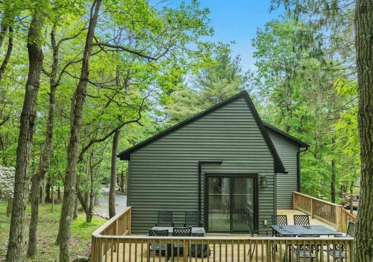 Modern Cabin Feel Surrounded by trees and fresh air, this home blends
natural beauty with clean, contemporary design.