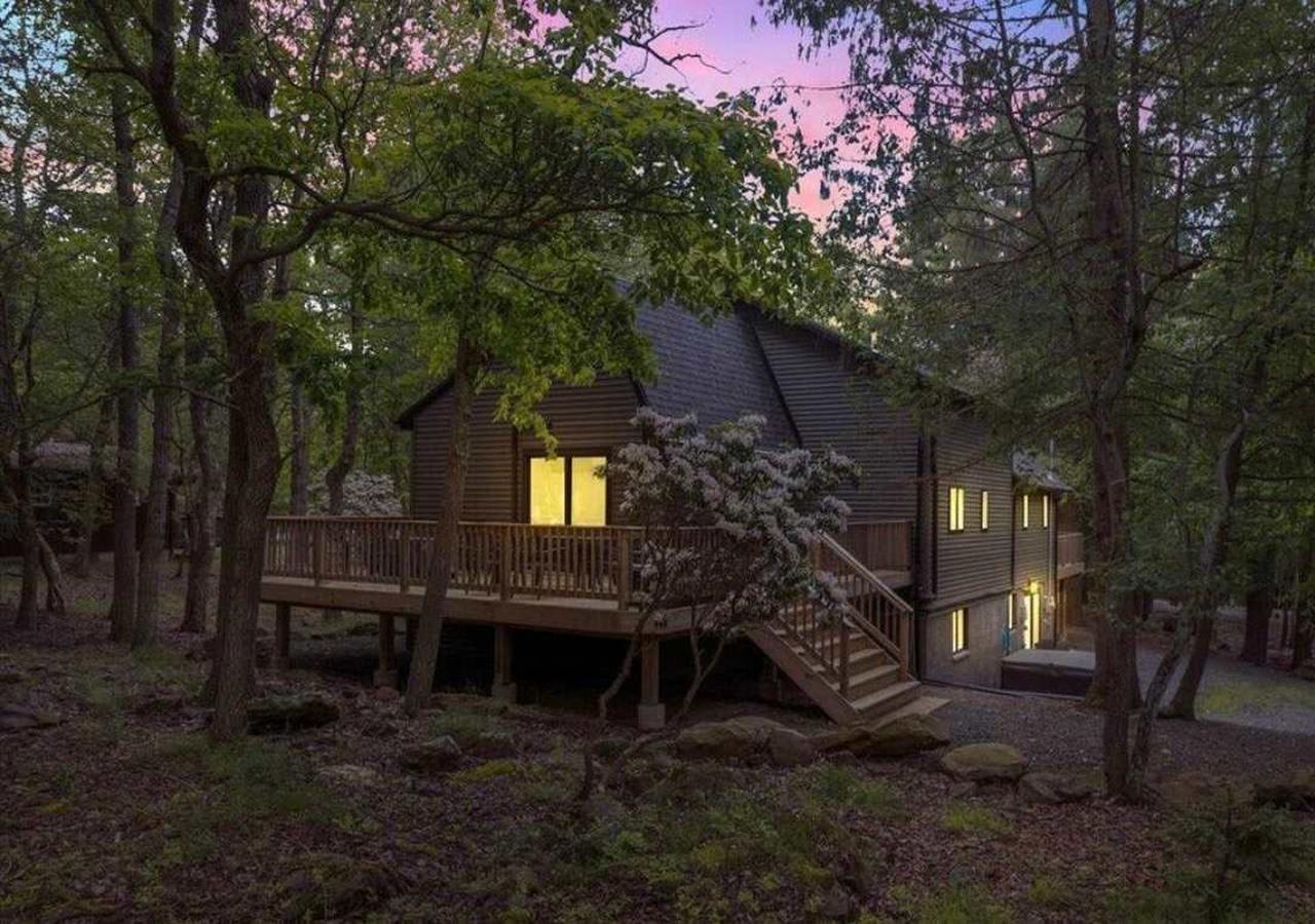 Evenings Done Right As the sun sets, the warm glow from inside
makes this home feel extra cozy and welcoming.