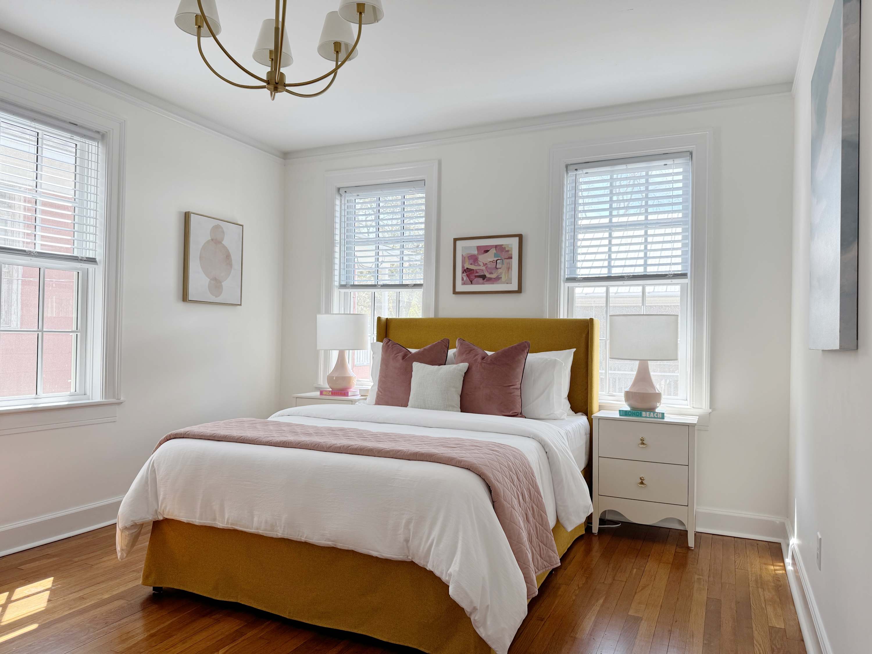 Classy 3-Story Downtown Apt - Great Location!