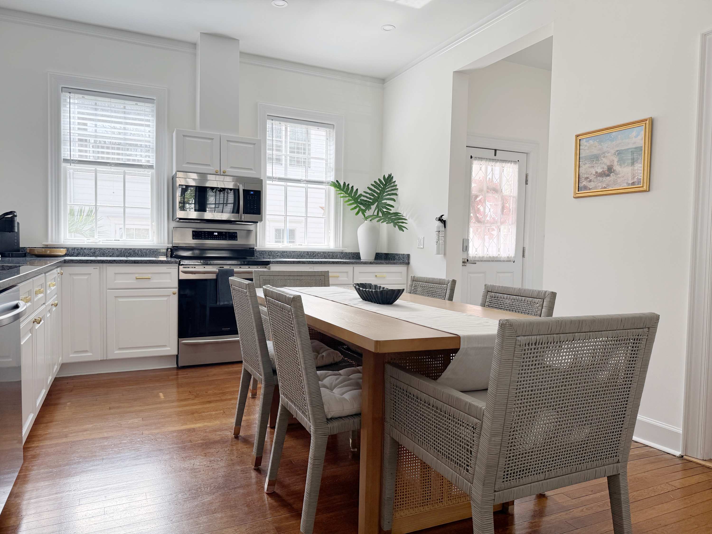Classy 3-Story Downtown Apt - Great Location!
