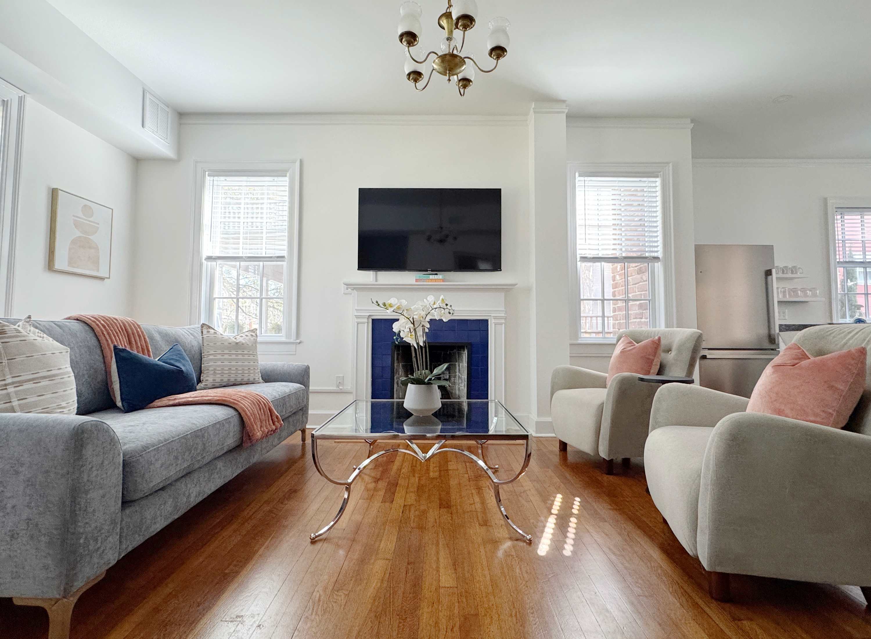 Classy 3-Story Downtown Apt - Great Location!