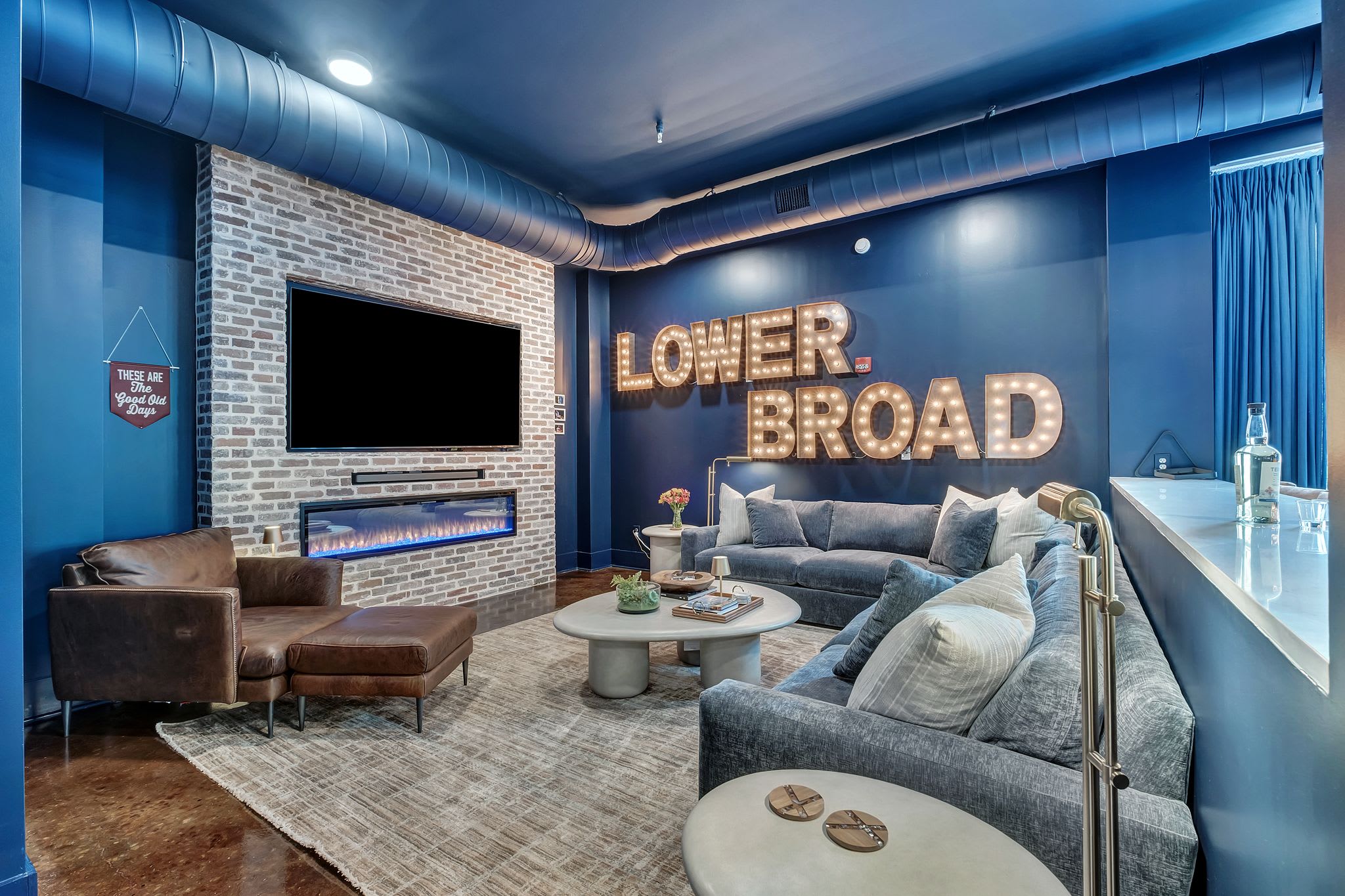 Lower Broadway Suite 4BR/2700 sq ft Walkable to Broadway — Nashville, TN — vacation rental