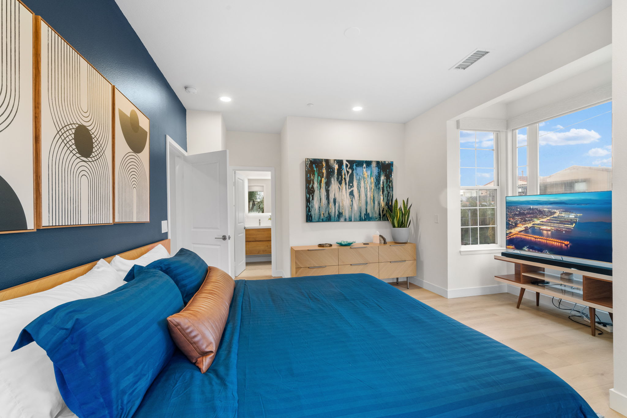 Hillcrest Hangar: Luxury Style, Urban Walkability!