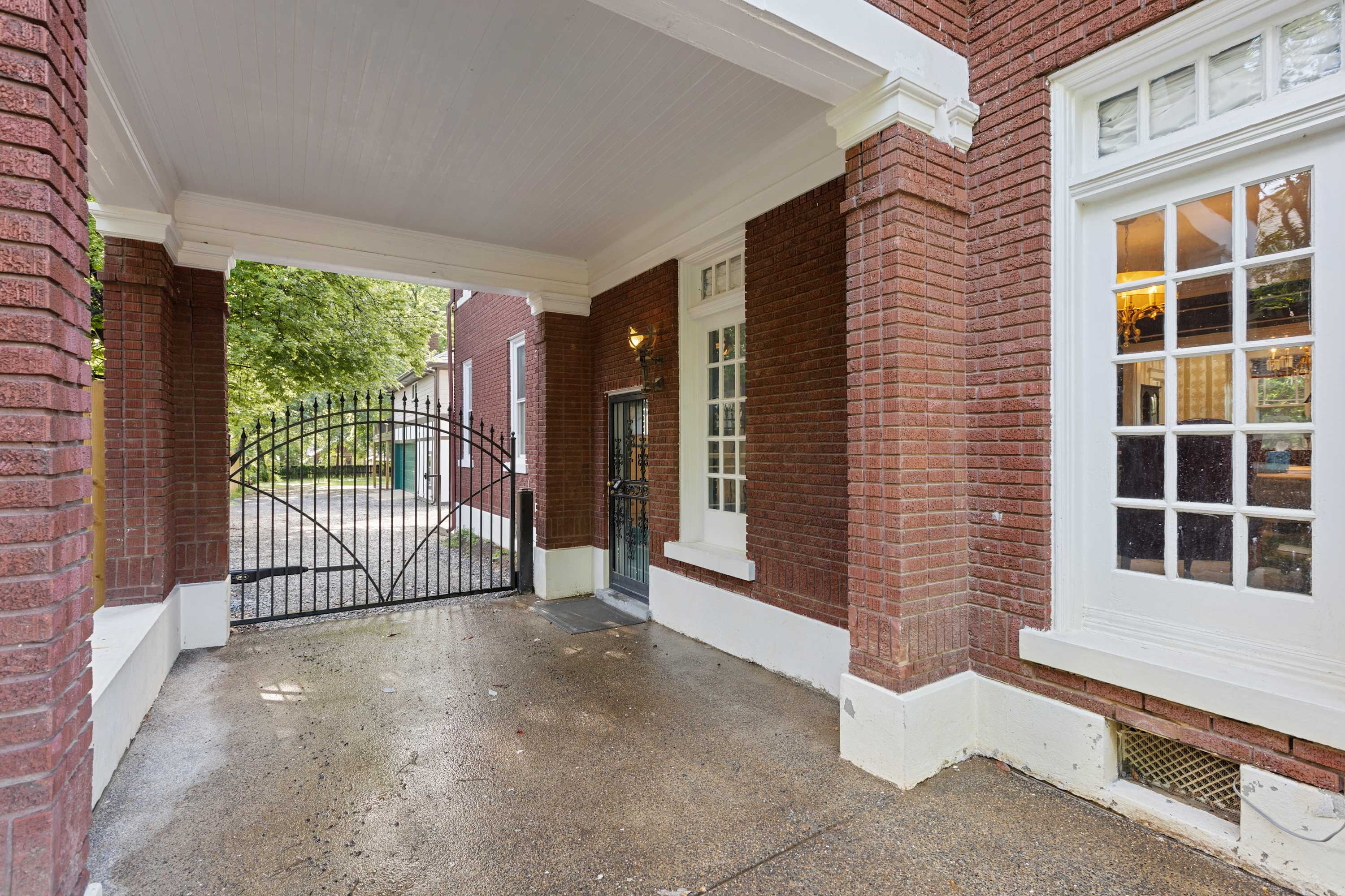 McLean Manor w/Hot Tub (Guest House)
