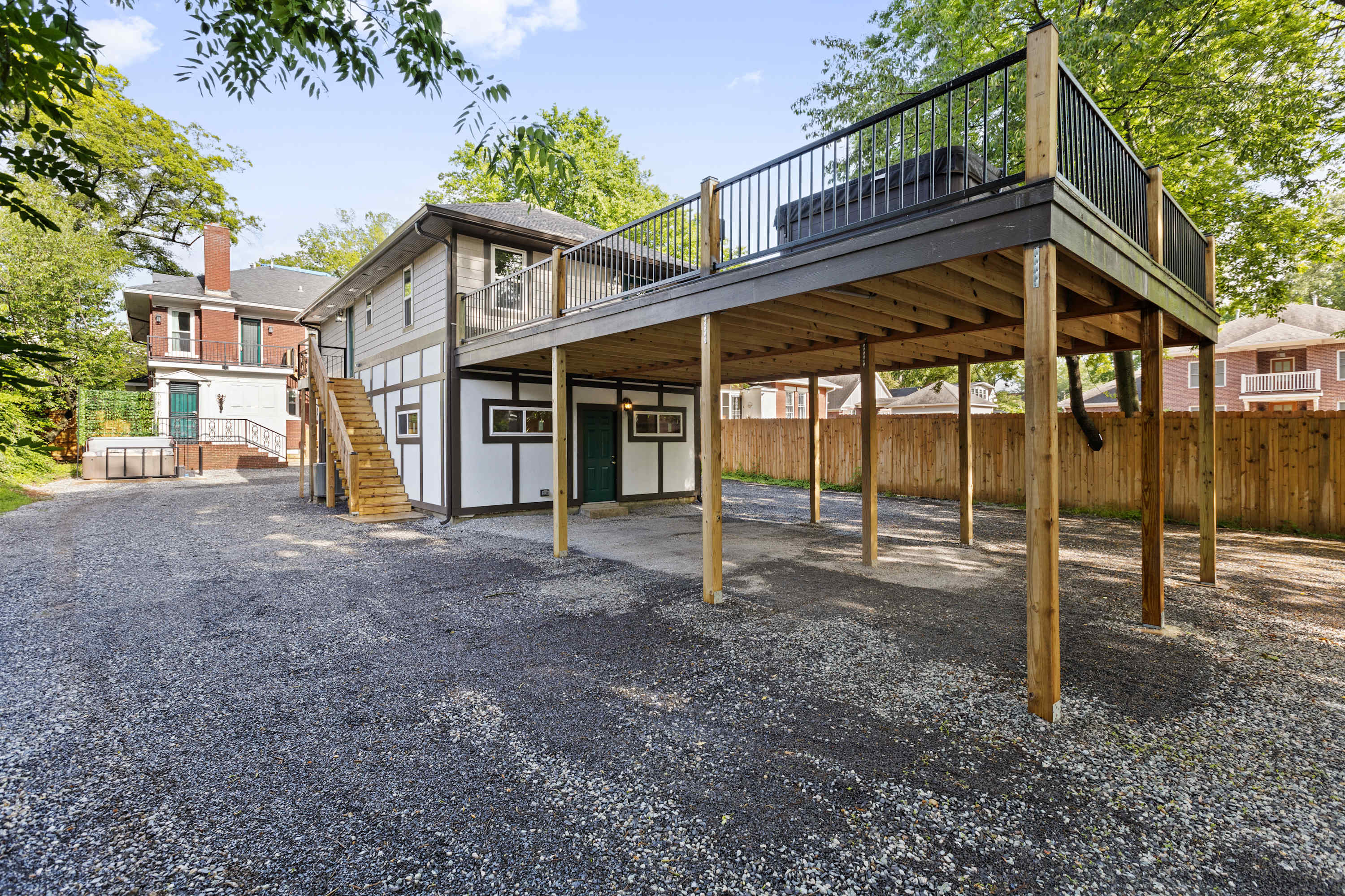 McLean Manor w/Hot Tub (Guest House)