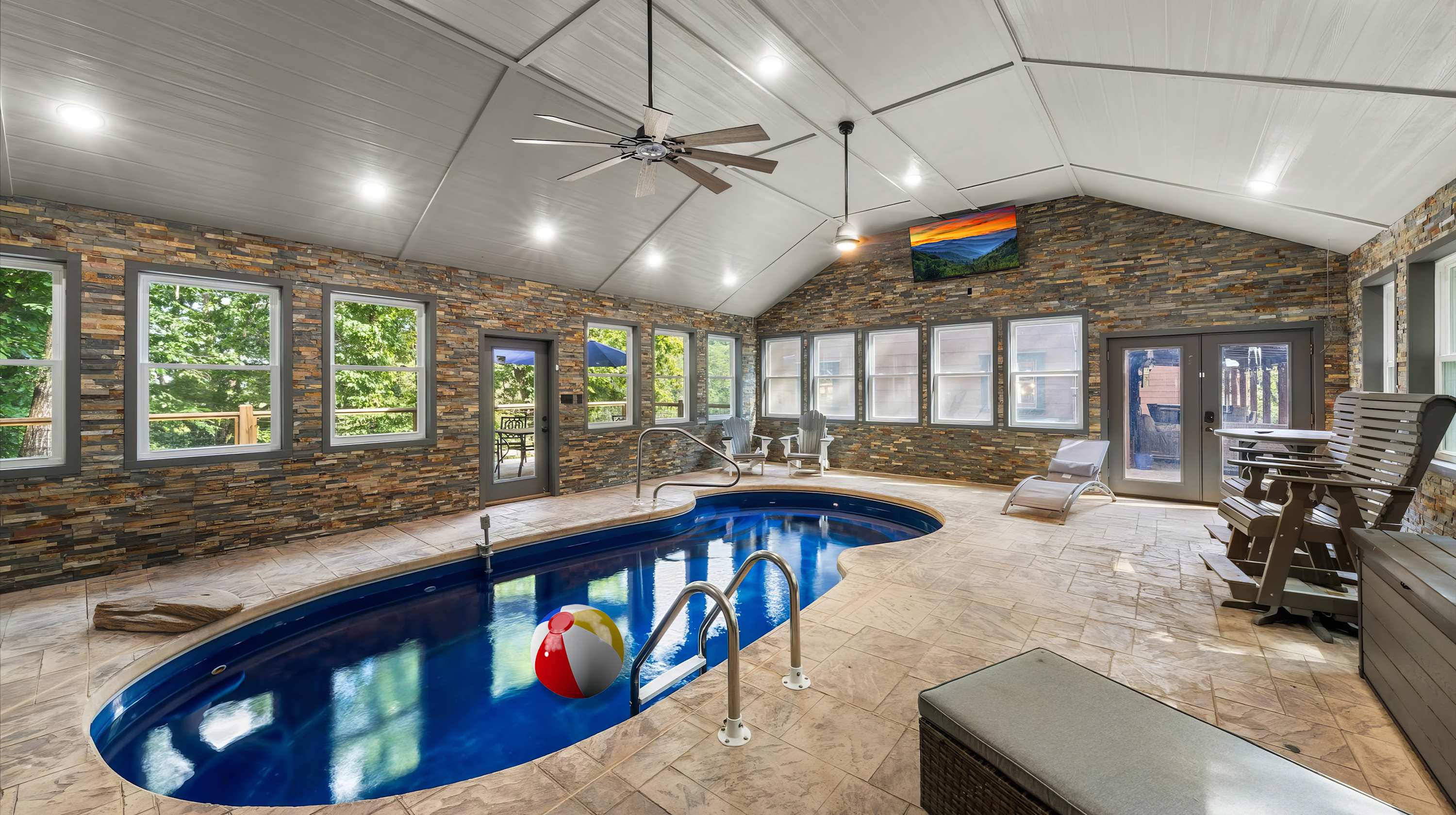 It's Got it all Y'all: Indoor Pool Theater Arcade Firepit — Pigeon Forge, TN — vacation rental