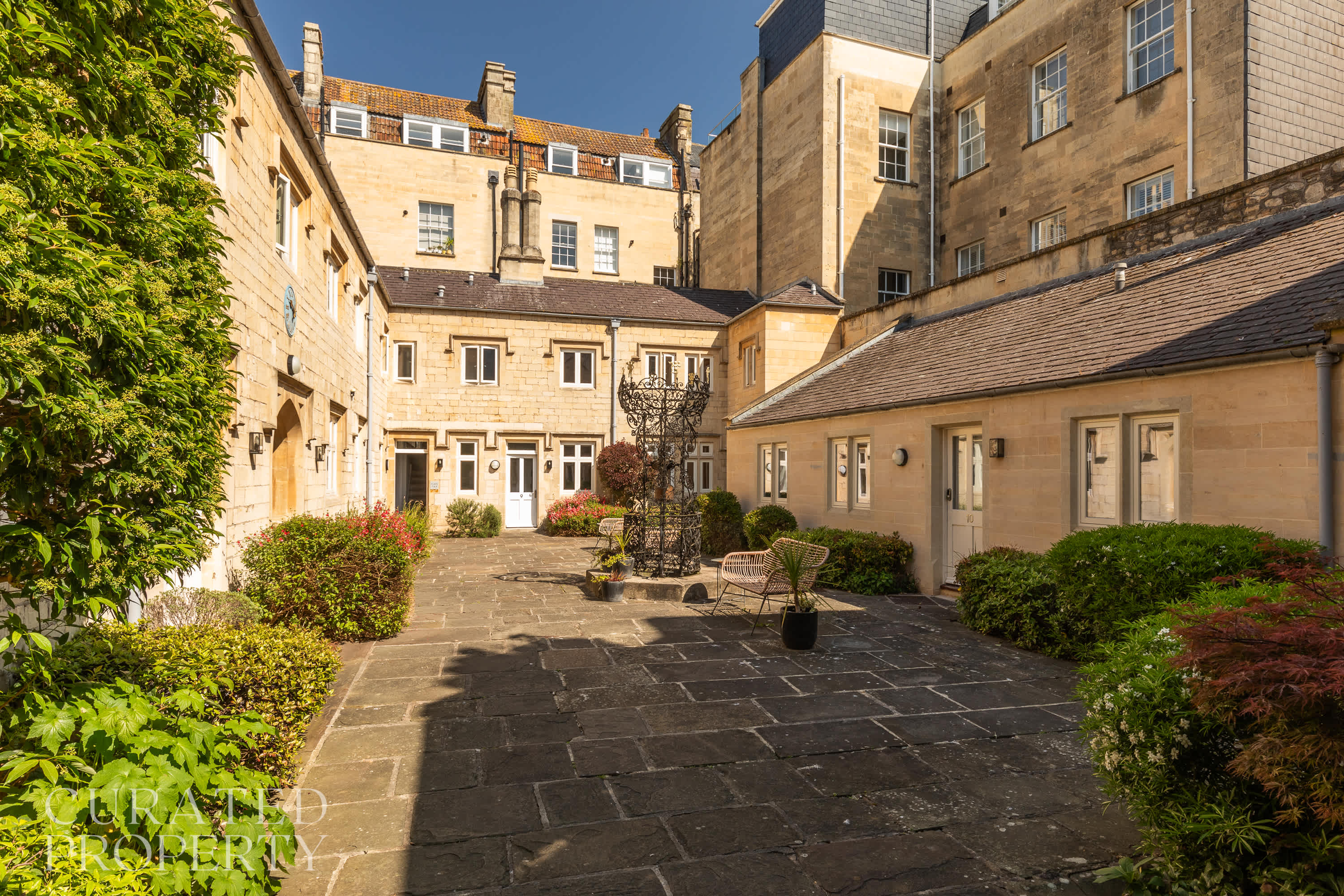 King Suite for 4 · Courtyard Views in Bath in Bilbury Lane BA1 1QZ - Property image 16 - VivreStays
