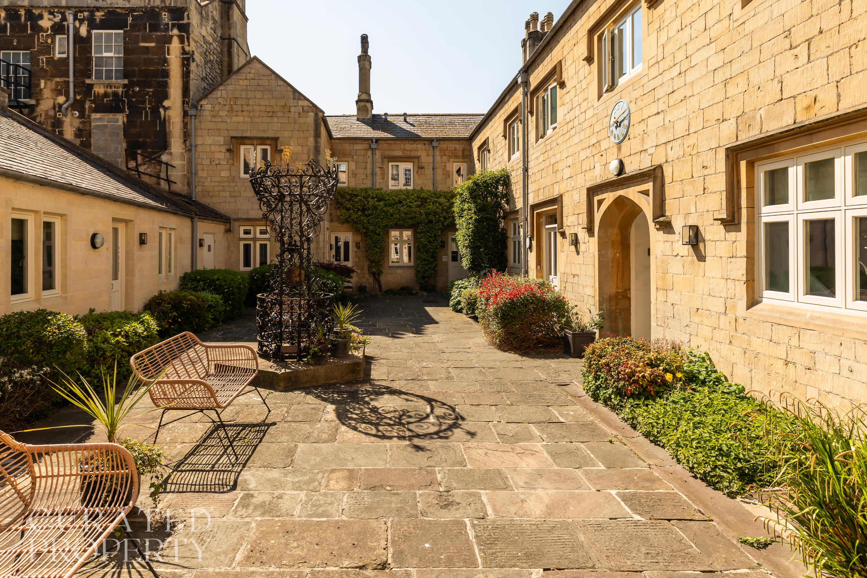 King Suite for 4 · Courtyard Views in Bath in Bilbury Lane BA1 1QZ - Property image 15 - VivreStays