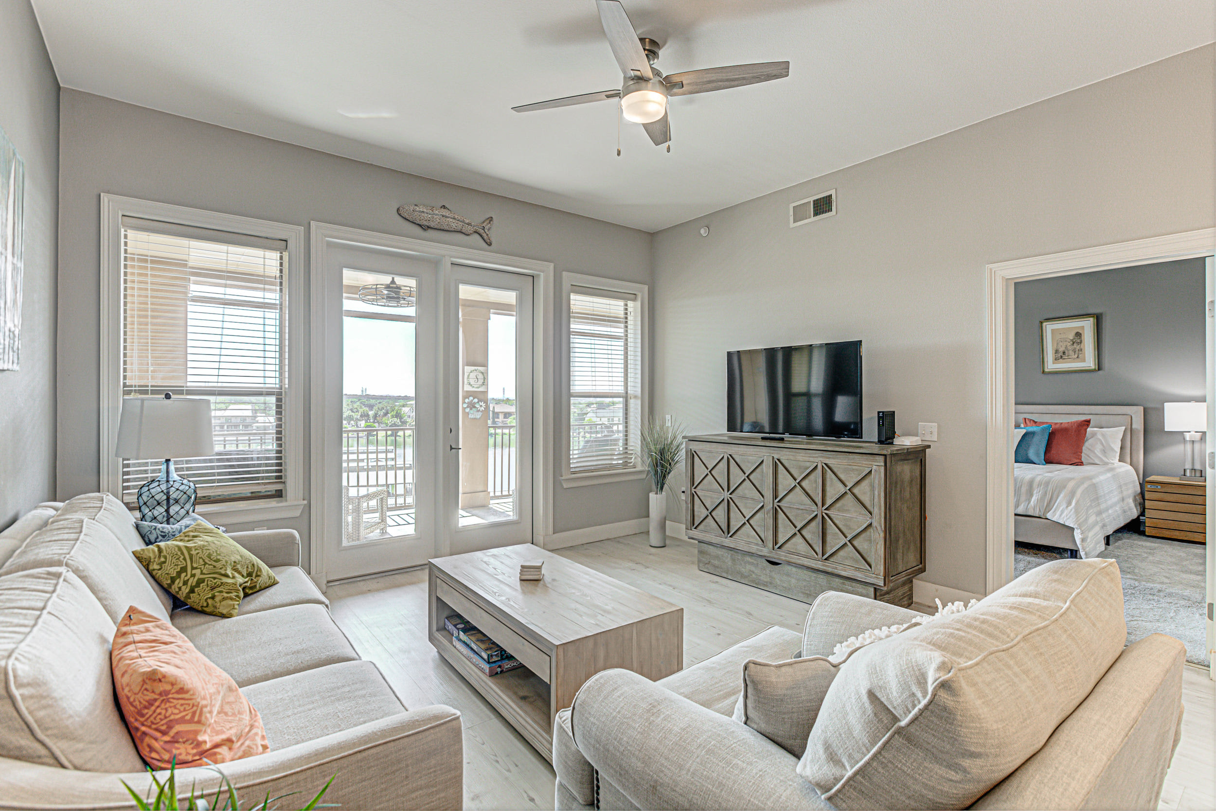 Chic 3BDR for 6 w Pool Hot Tub Overlooks Marina