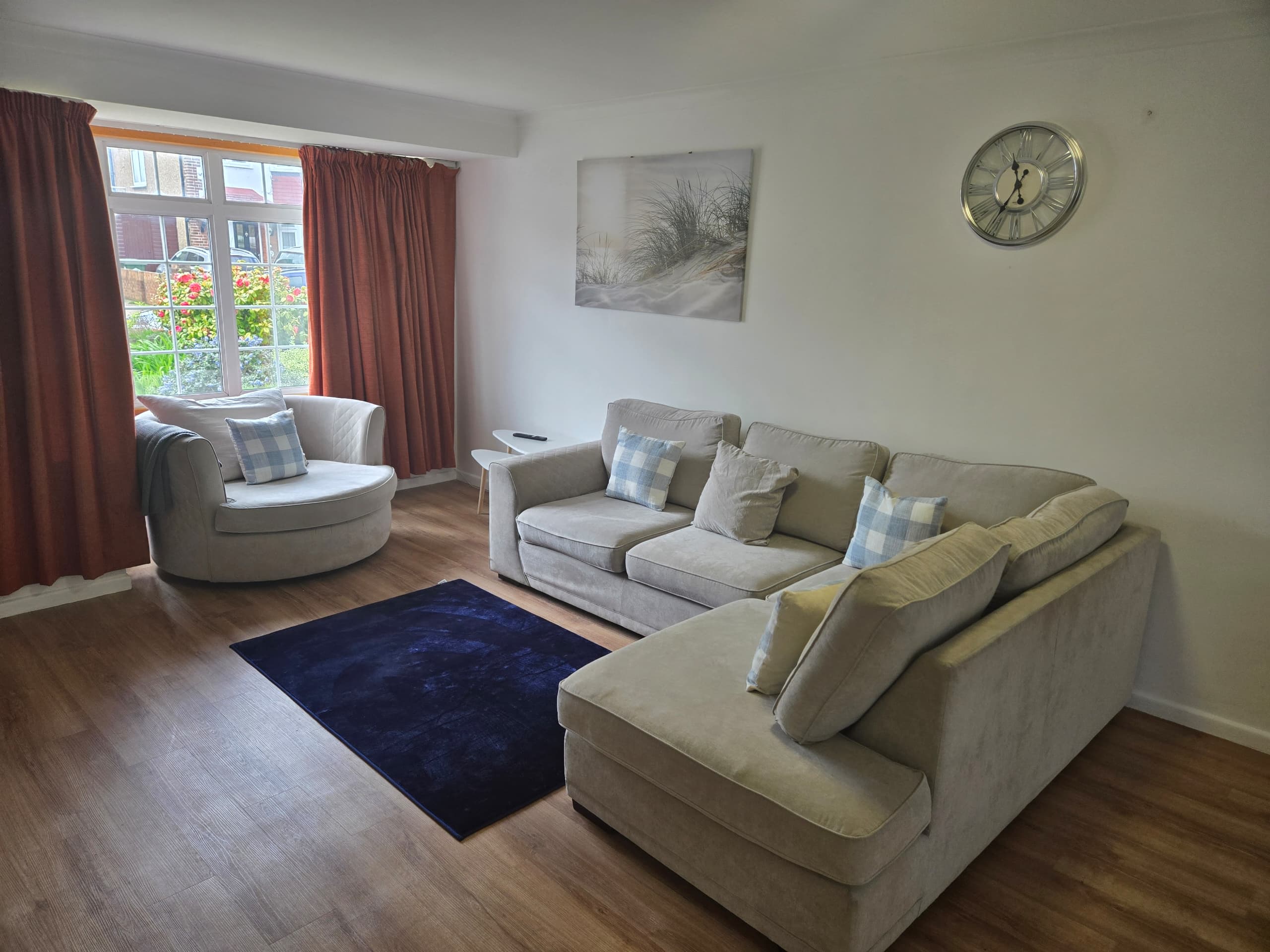 Family Friendly Home with Garden, Parking and Easy Heathrow Access
