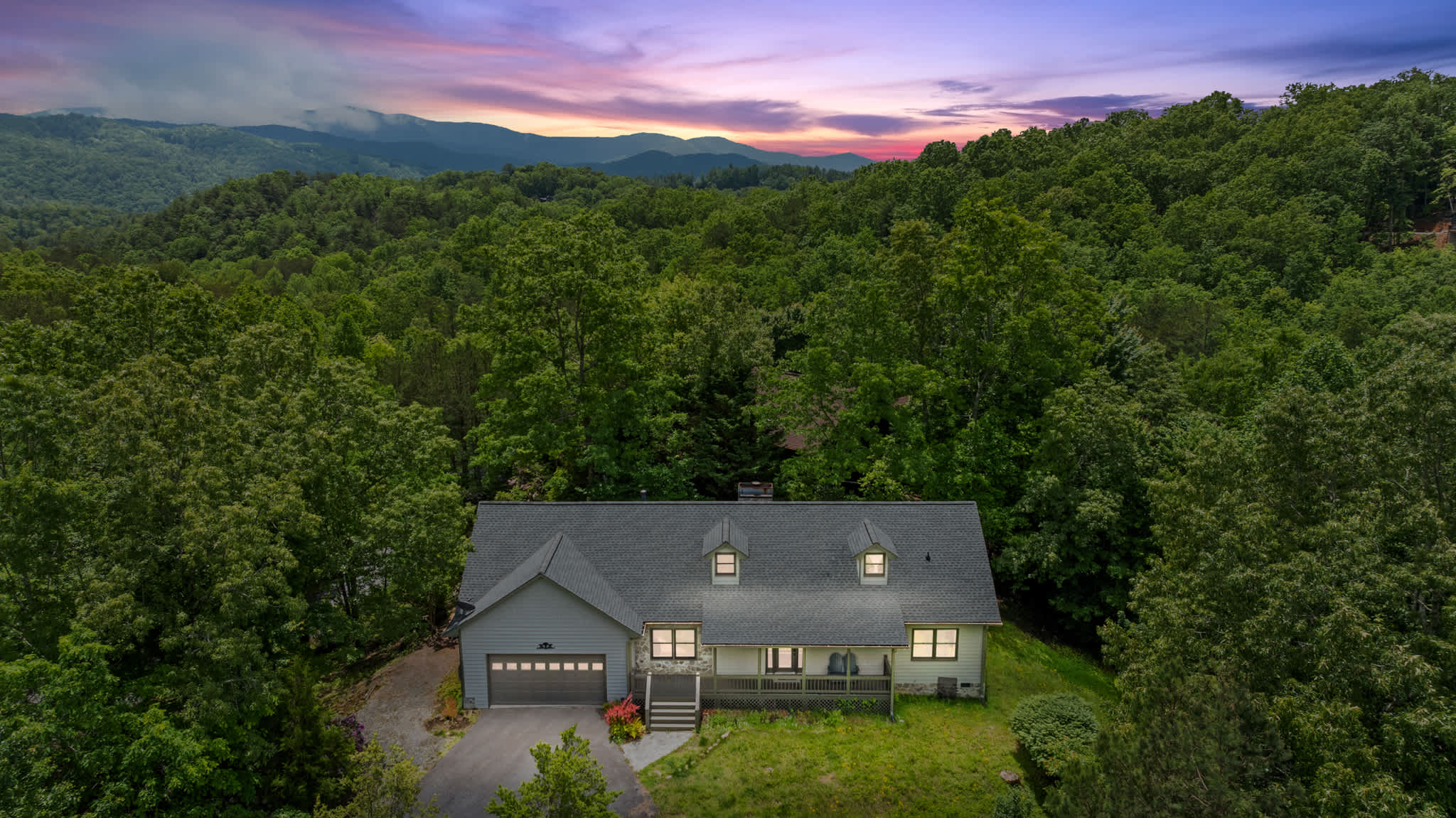 12 Min to Downtown! Sleeps 12 | Hot Tub | Fire Pit — Blue Ridge, GA — vacation rental