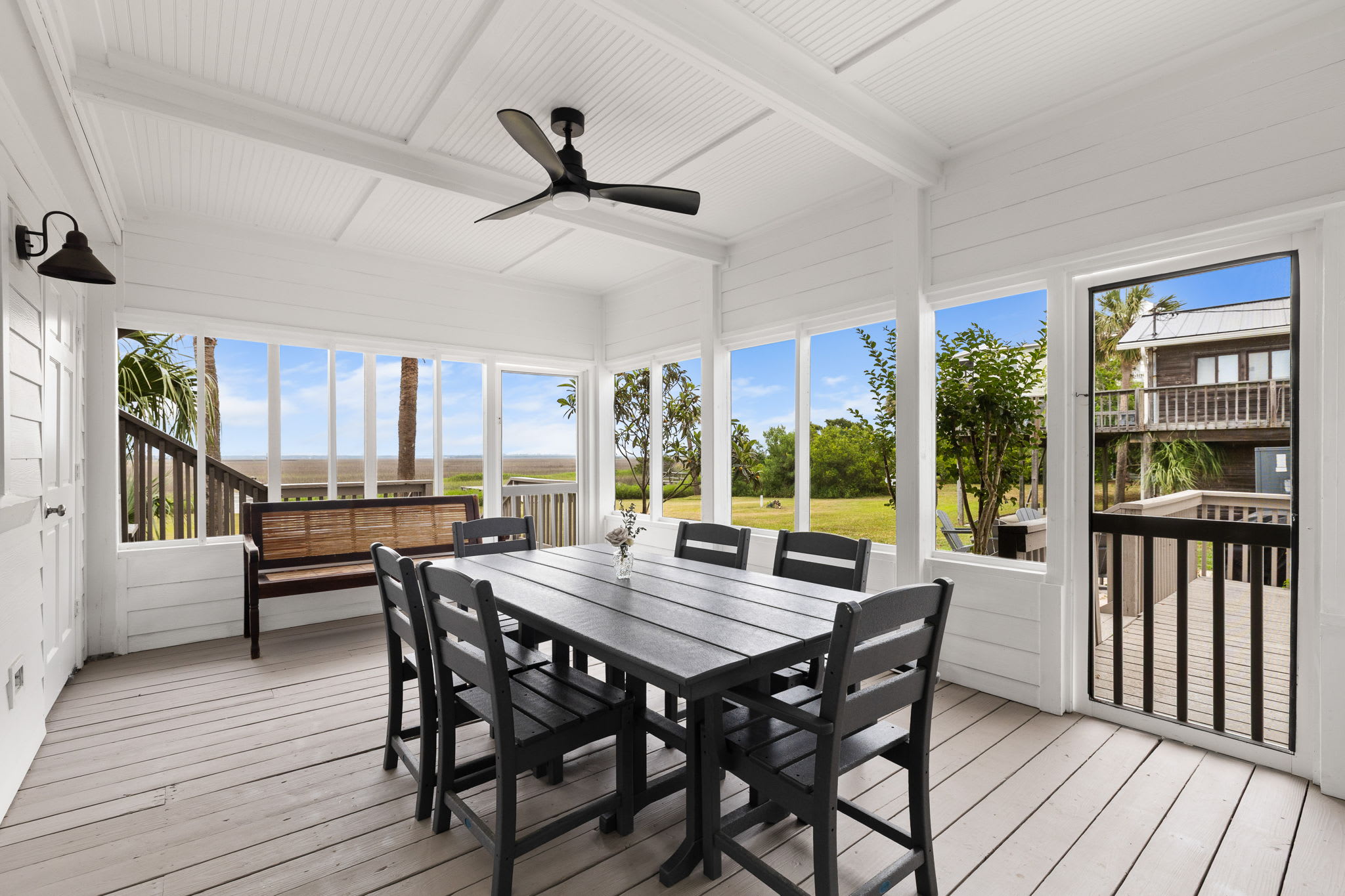 Additional dining area in the screened-in porch! 