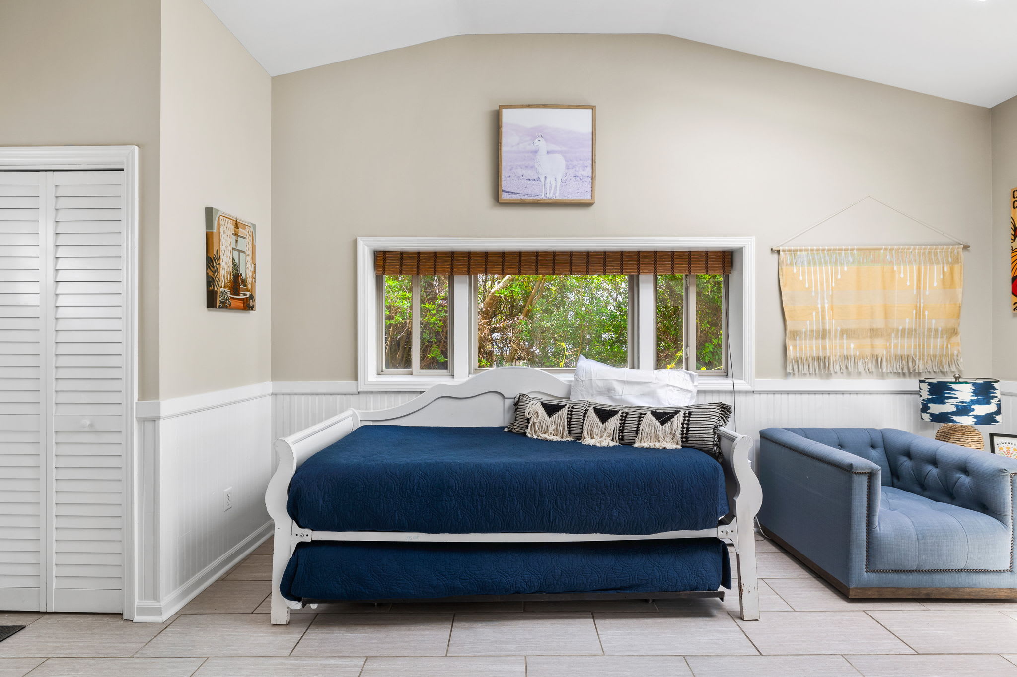 Entry to home has a Daybed (Two Twin Beds) 
