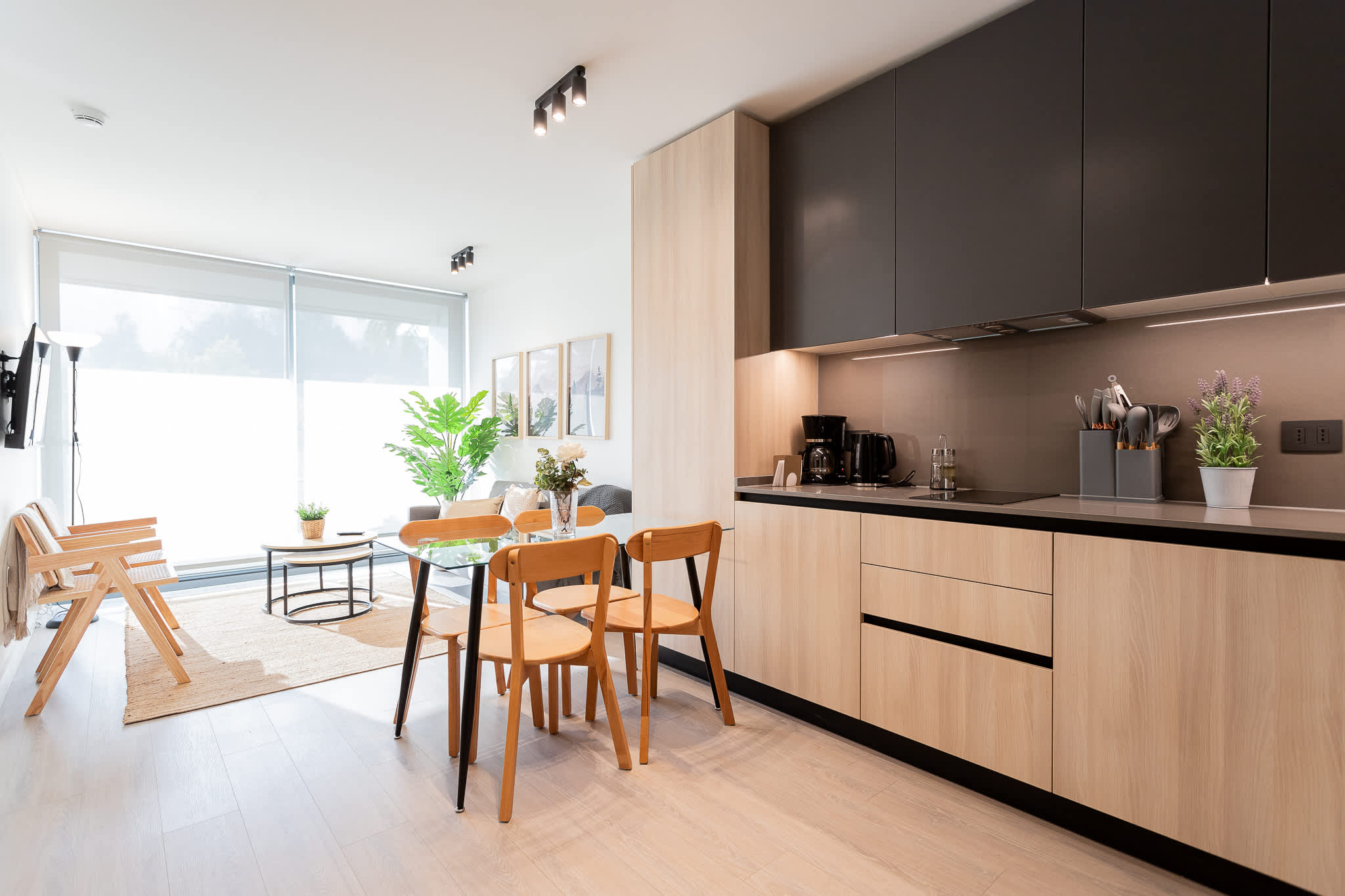 Bright and modern kitchen with stylish dining area, perfect for family meals or entertaining friends in a cozy atmosphere.