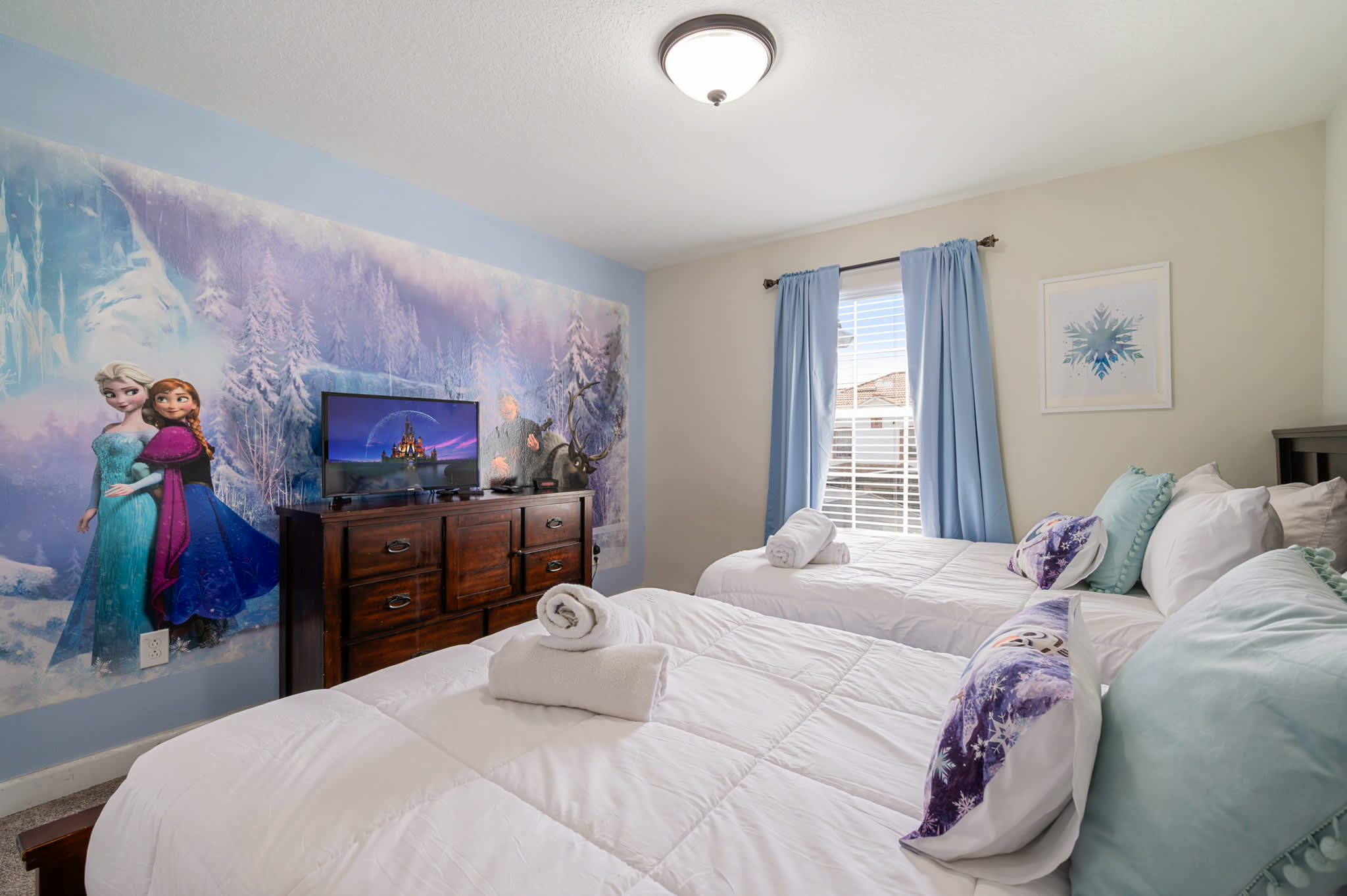 Spacious home w/private pool & BBQ near Disney