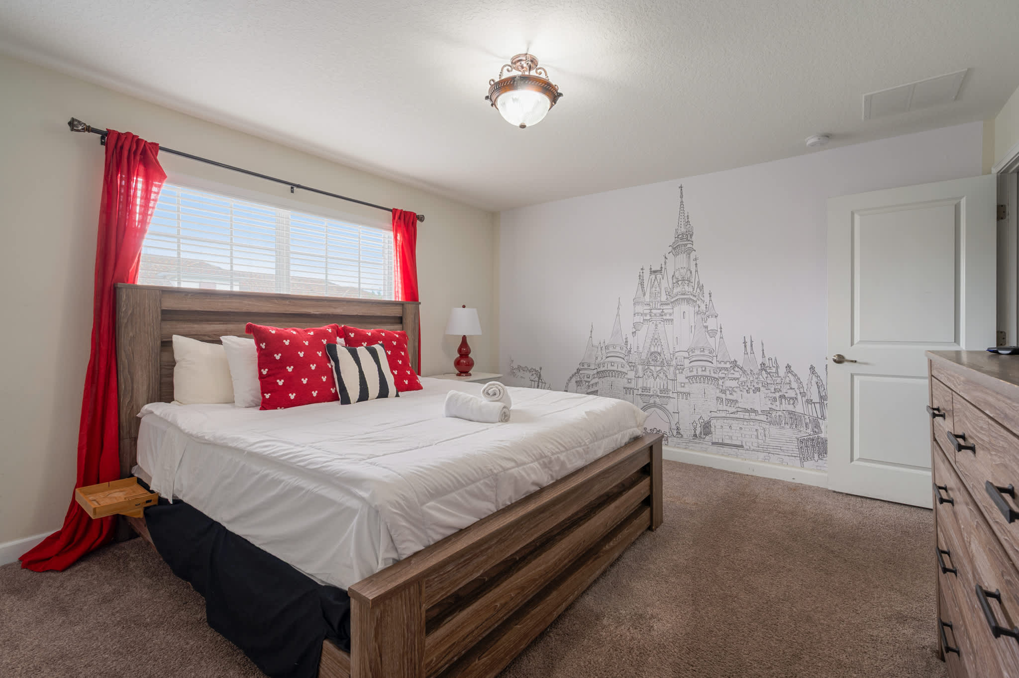 Spacious home w/private pool & BBQ near Disney