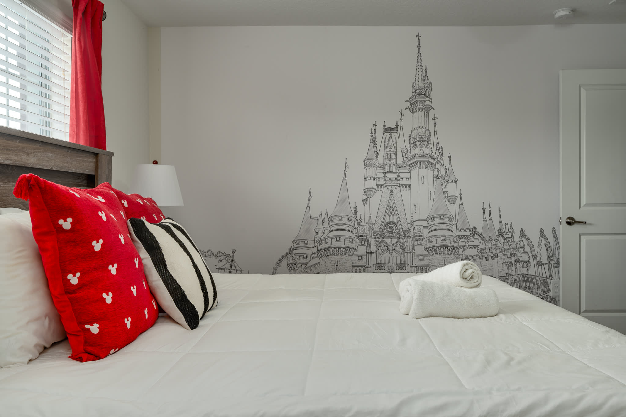 Spacious home w/private pool & BBQ near Disney