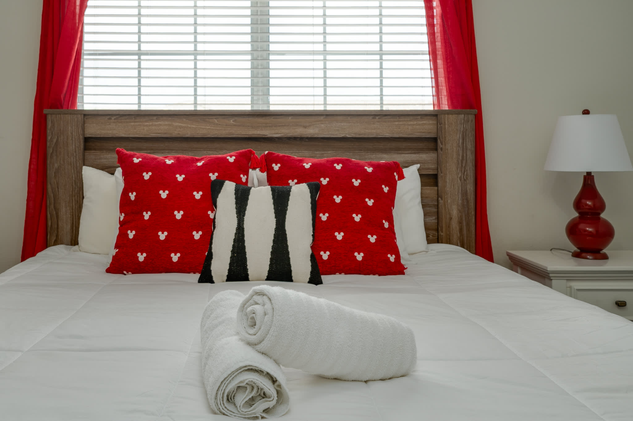 Spacious home w/private pool & BBQ near Disney