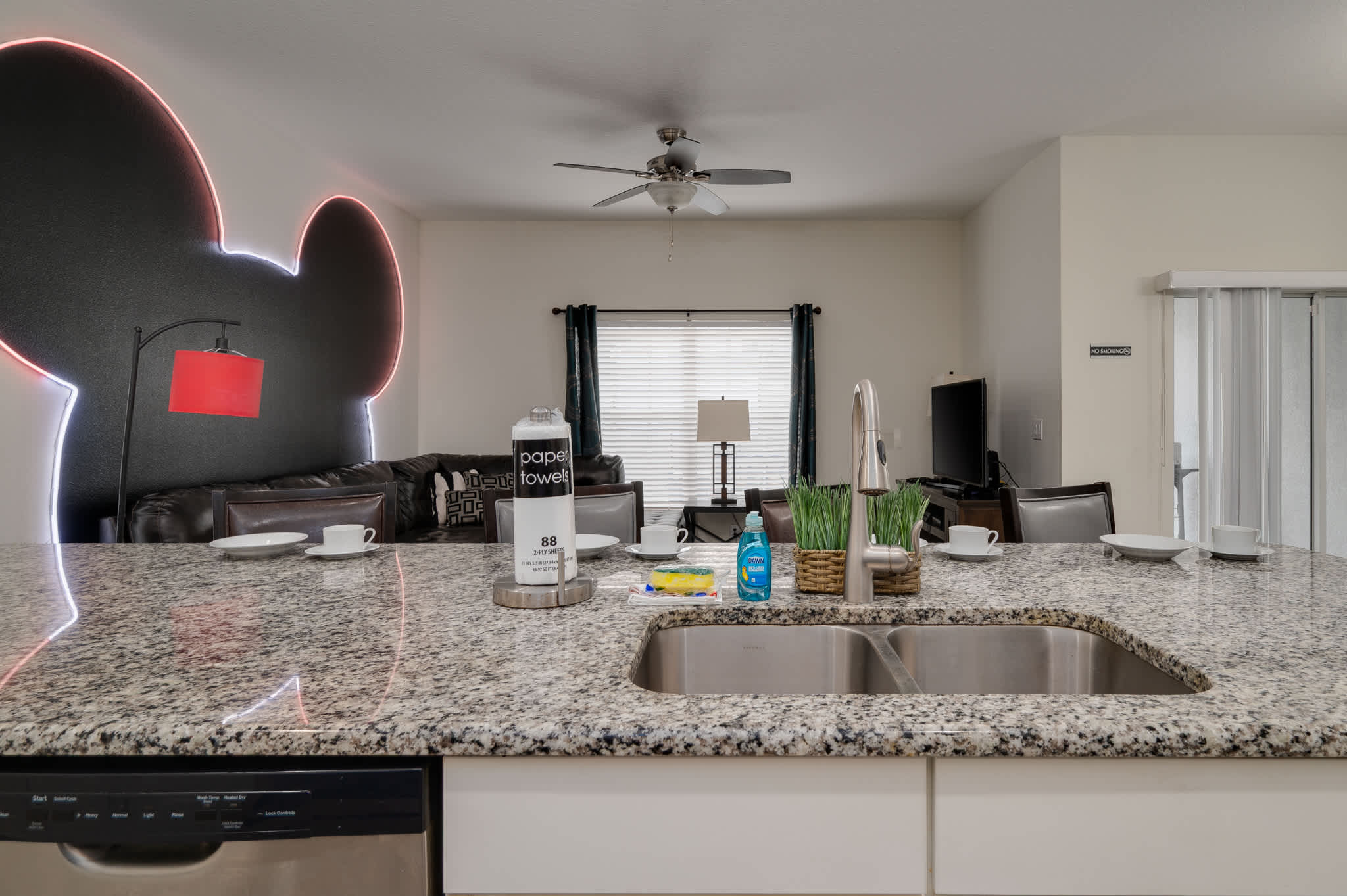 Spacious home w/private pool & BBQ near Disney