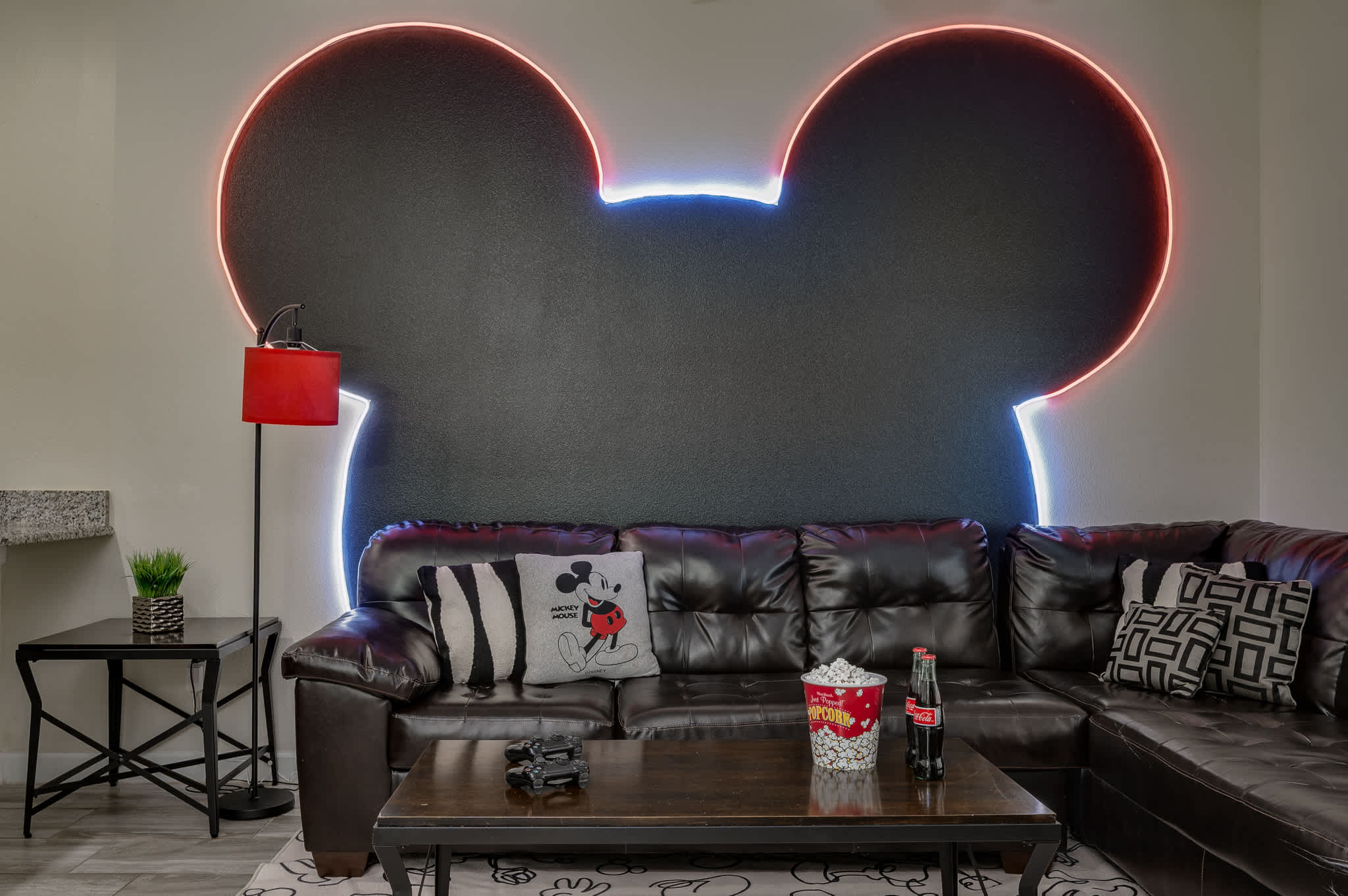 Spacious home w/private pool & BBQ near Disney