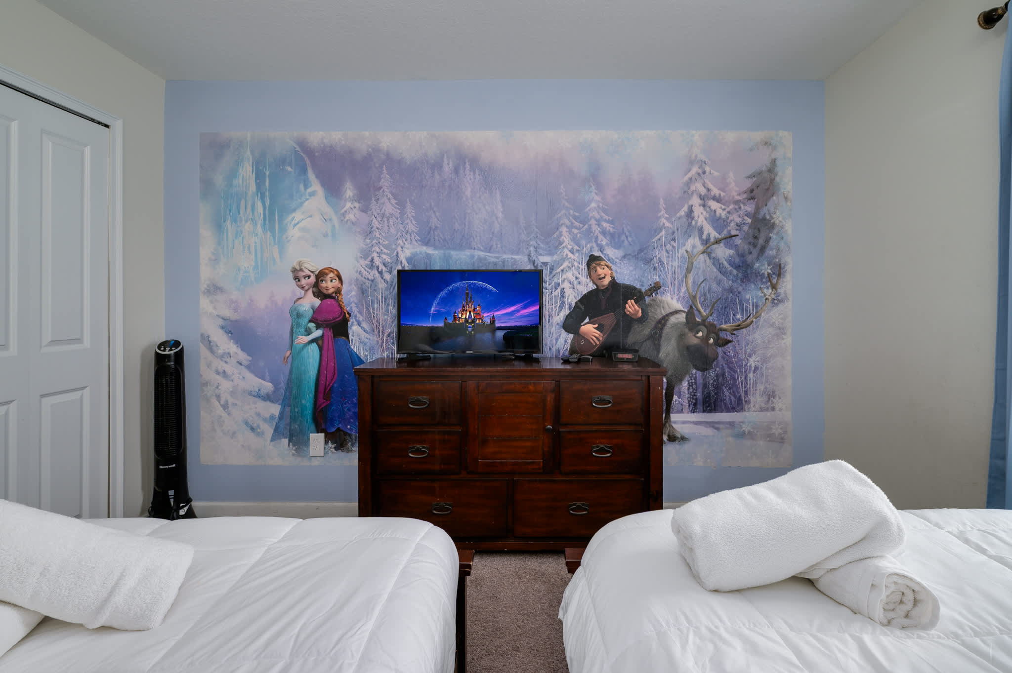 Spacious home w/private pool & BBQ near Disney