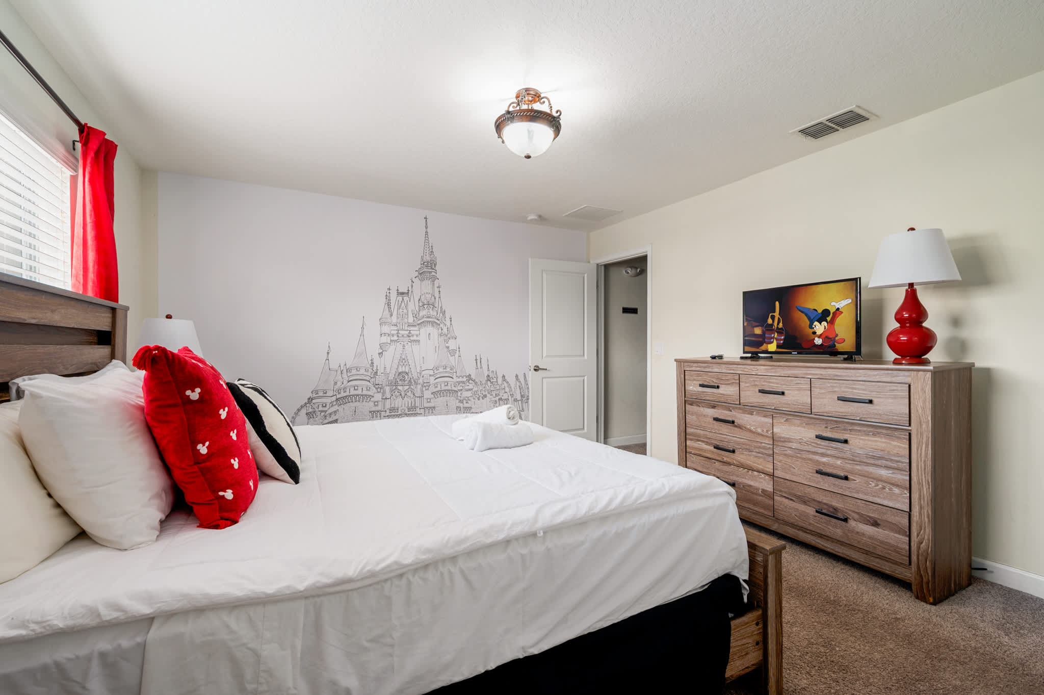 Spacious home w/private pool & BBQ near Disney