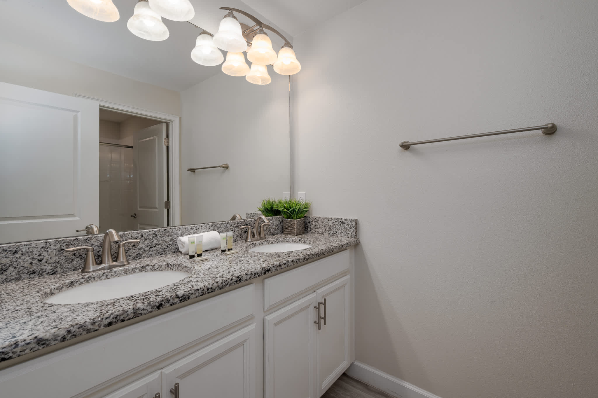 Spacious home w/private pool & BBQ near Disney