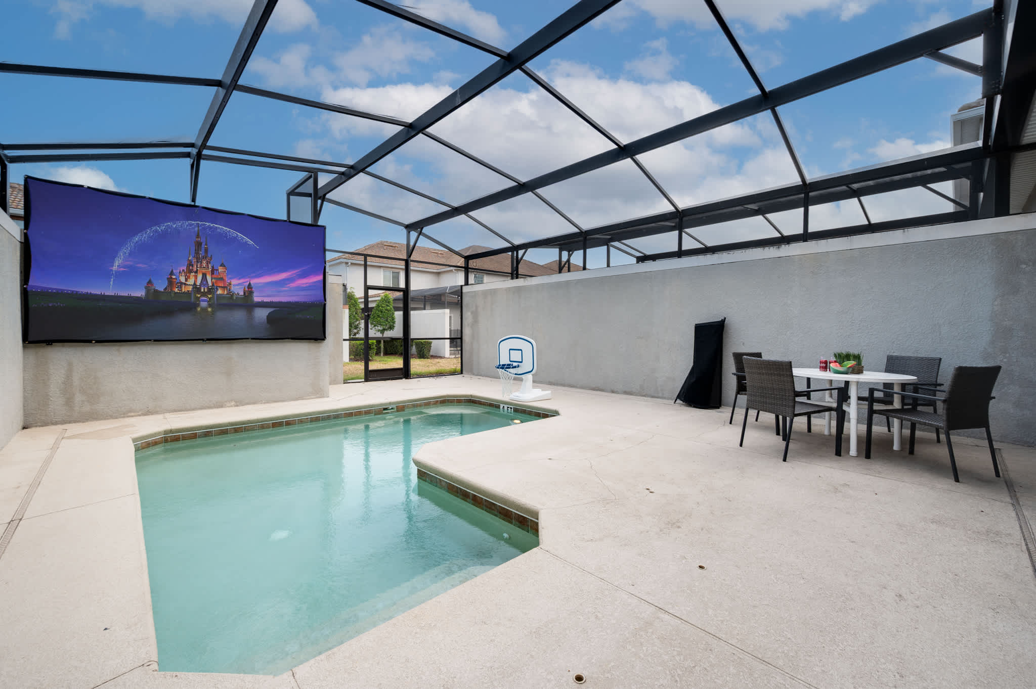 Spacious home w/private pool & BBQ near Disney