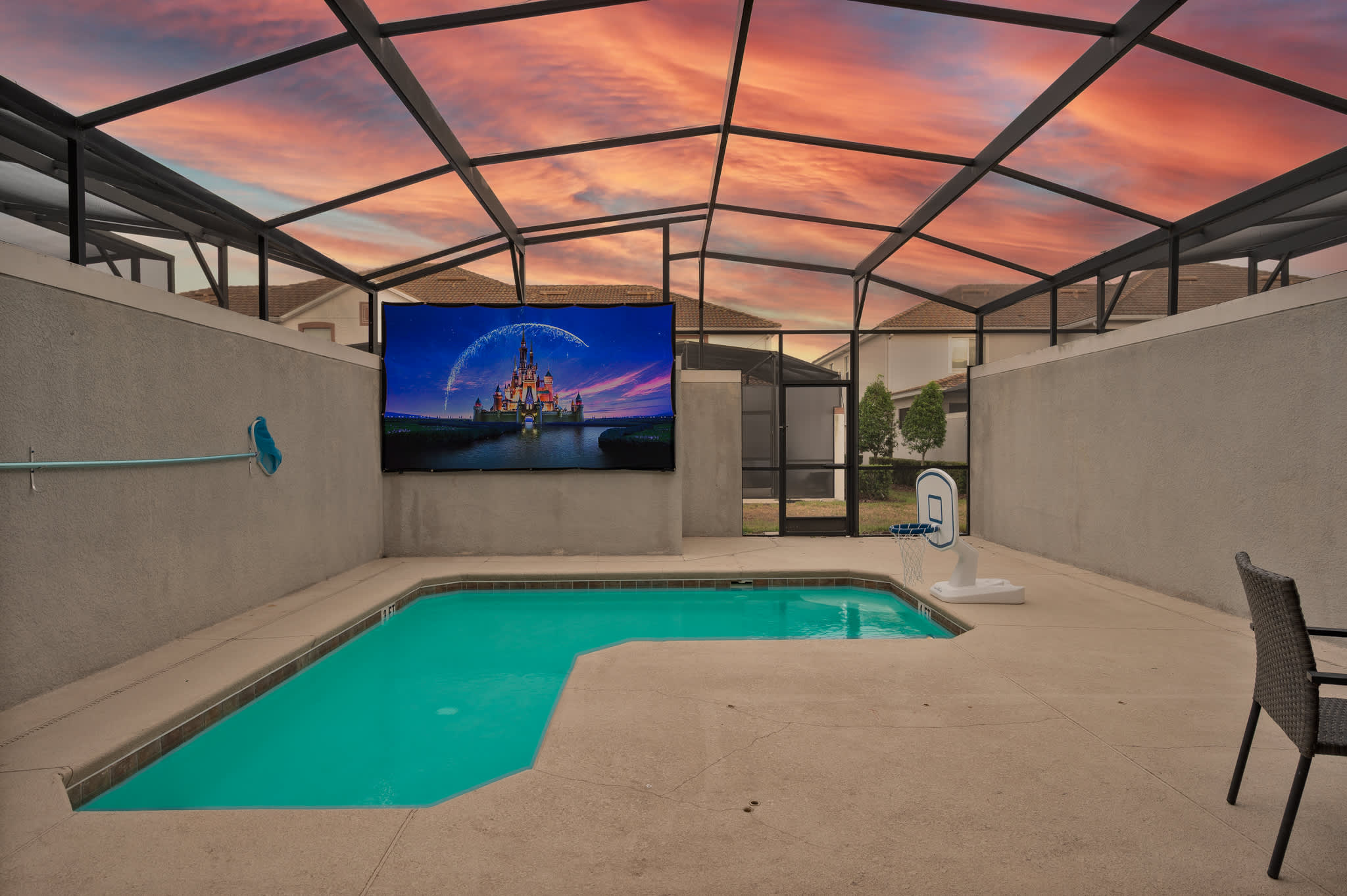 Spacious home w/private pool & BBQ near Disney