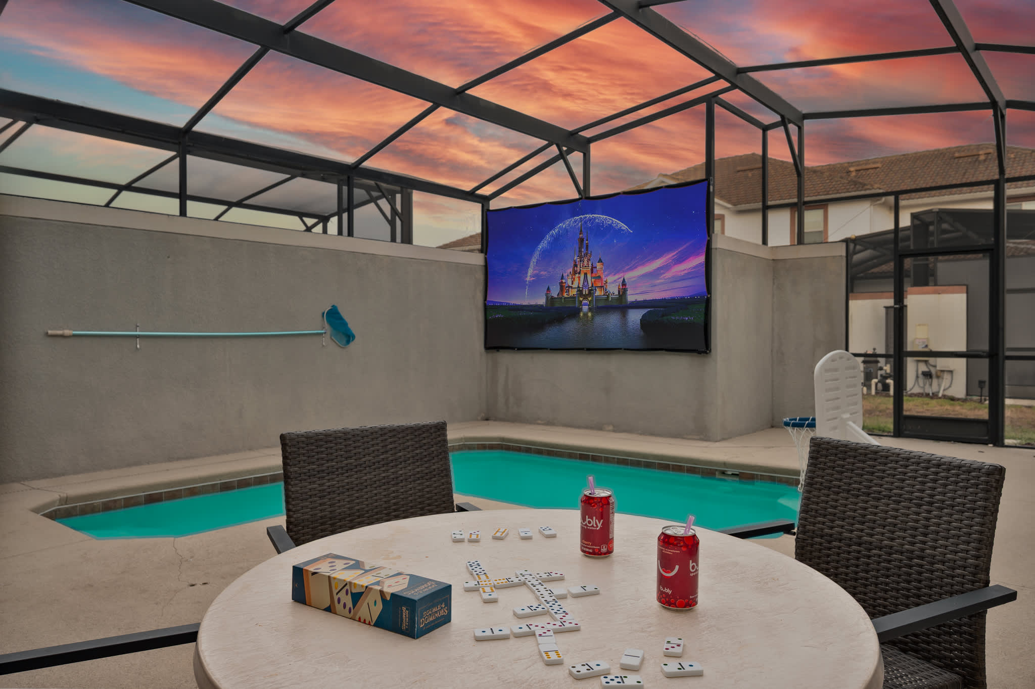 Spacious home w/private pool & BBQ near Disney