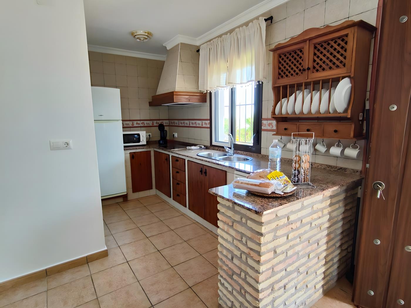 Chalet con piscina y jardín privado, ideal para familias y vacaciones en Conil - image 7