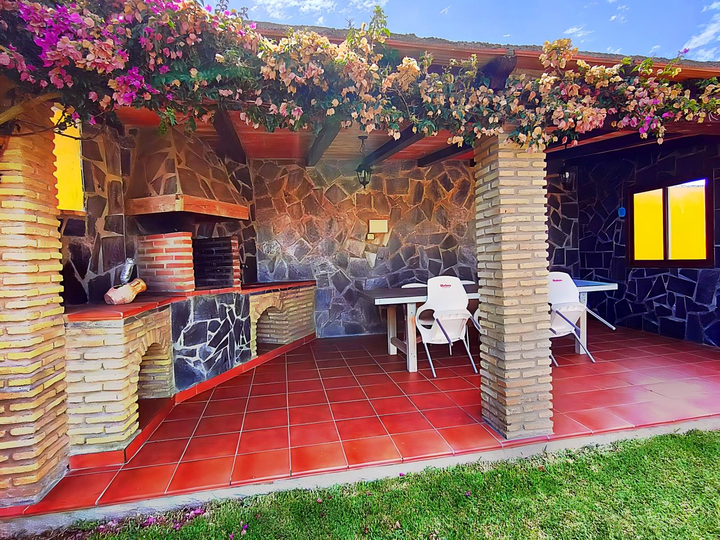 Chalet con piscina y jardín privado, ideal para familias y vacaciones en Conil - image 2