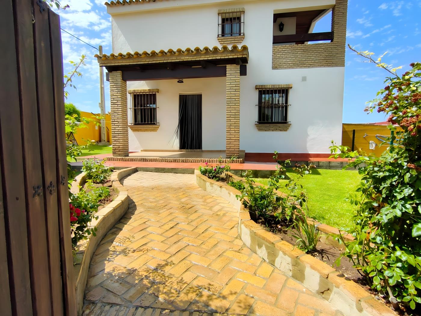 Chalet con piscina y jardín privado, ideal para familias y vacaciones en Conil - image 5