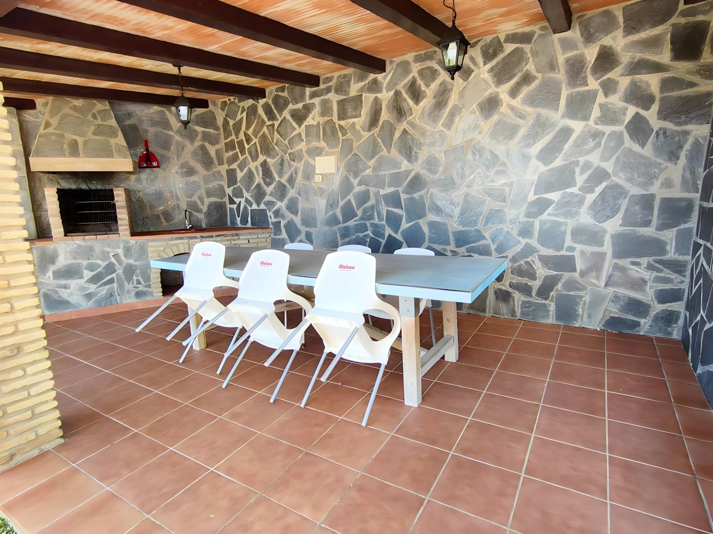 Chalet con piscina y jardín privado, ideal para familias y vacaciones en Conil - image 3