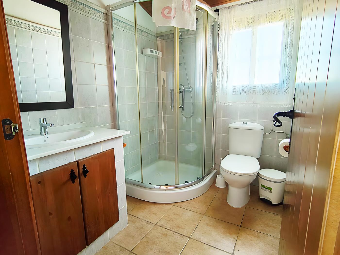 Chalet con piscina y jardín privado, ideal para familias y vacaciones en Conil - image 4