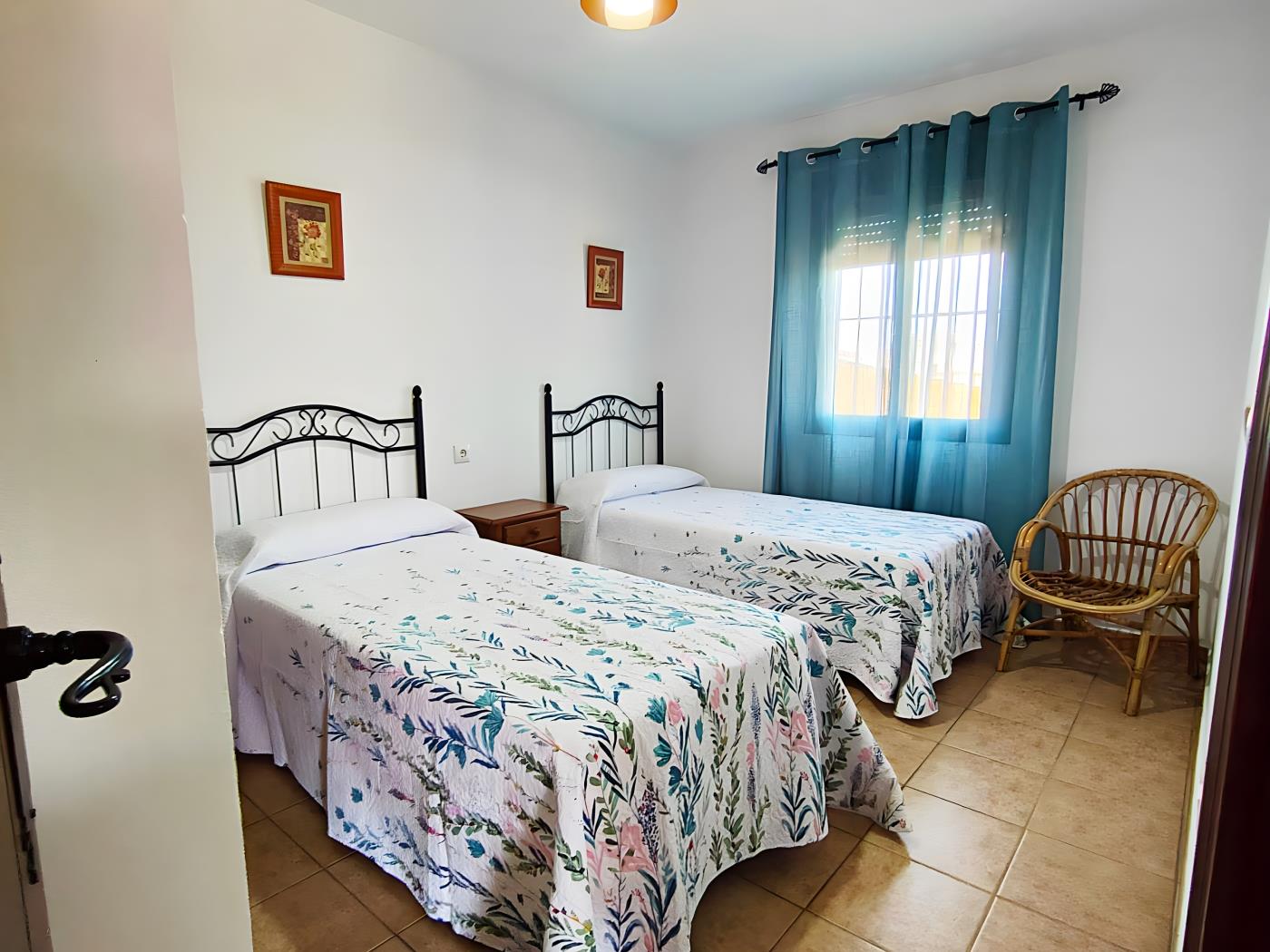 Chalet con piscina y jardín privado, ideal para familias y vacaciones en Conil - image 11