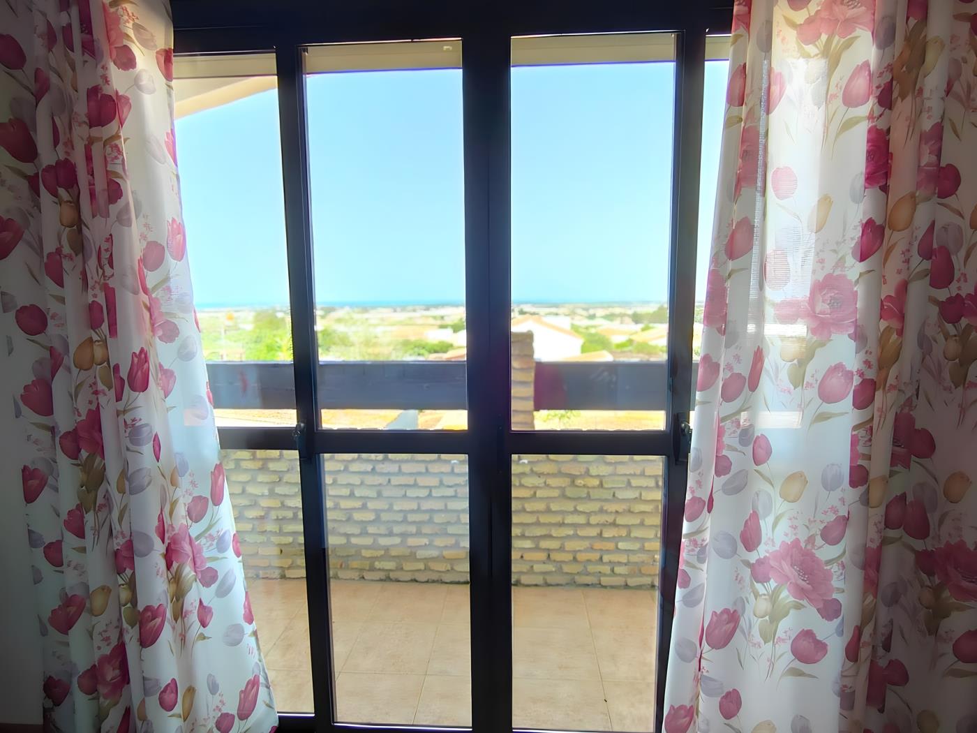 Chalet con piscina y jardín privado, ideal para familias y vacaciones en Conil - image 12