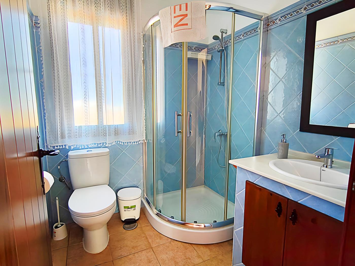 Chalet con piscina y jardín privado, ideal para familias y vacaciones en Conil - image 10