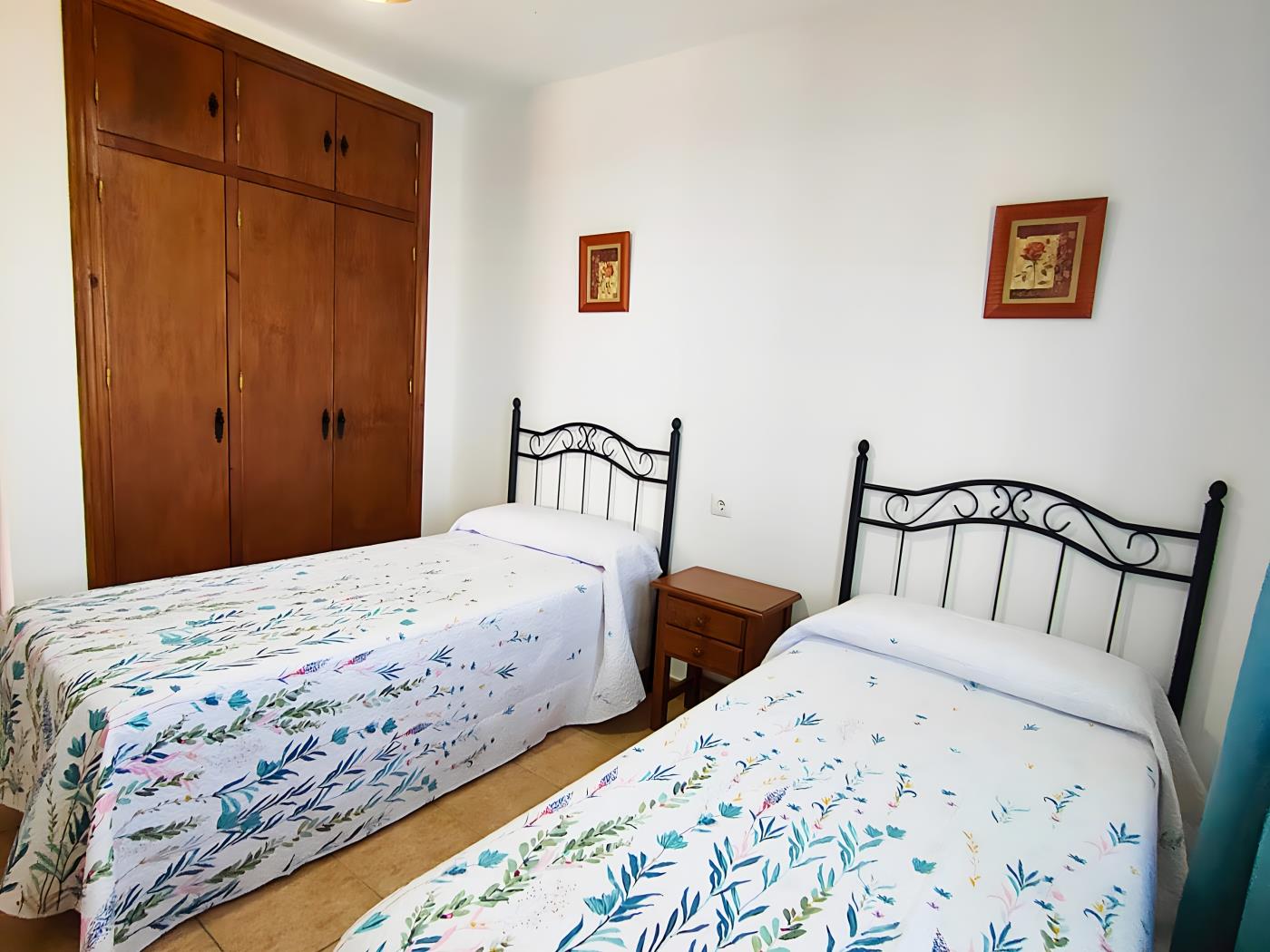 Chalet con piscina y jardín privado, ideal para familias y vacaciones en Conil - image 15