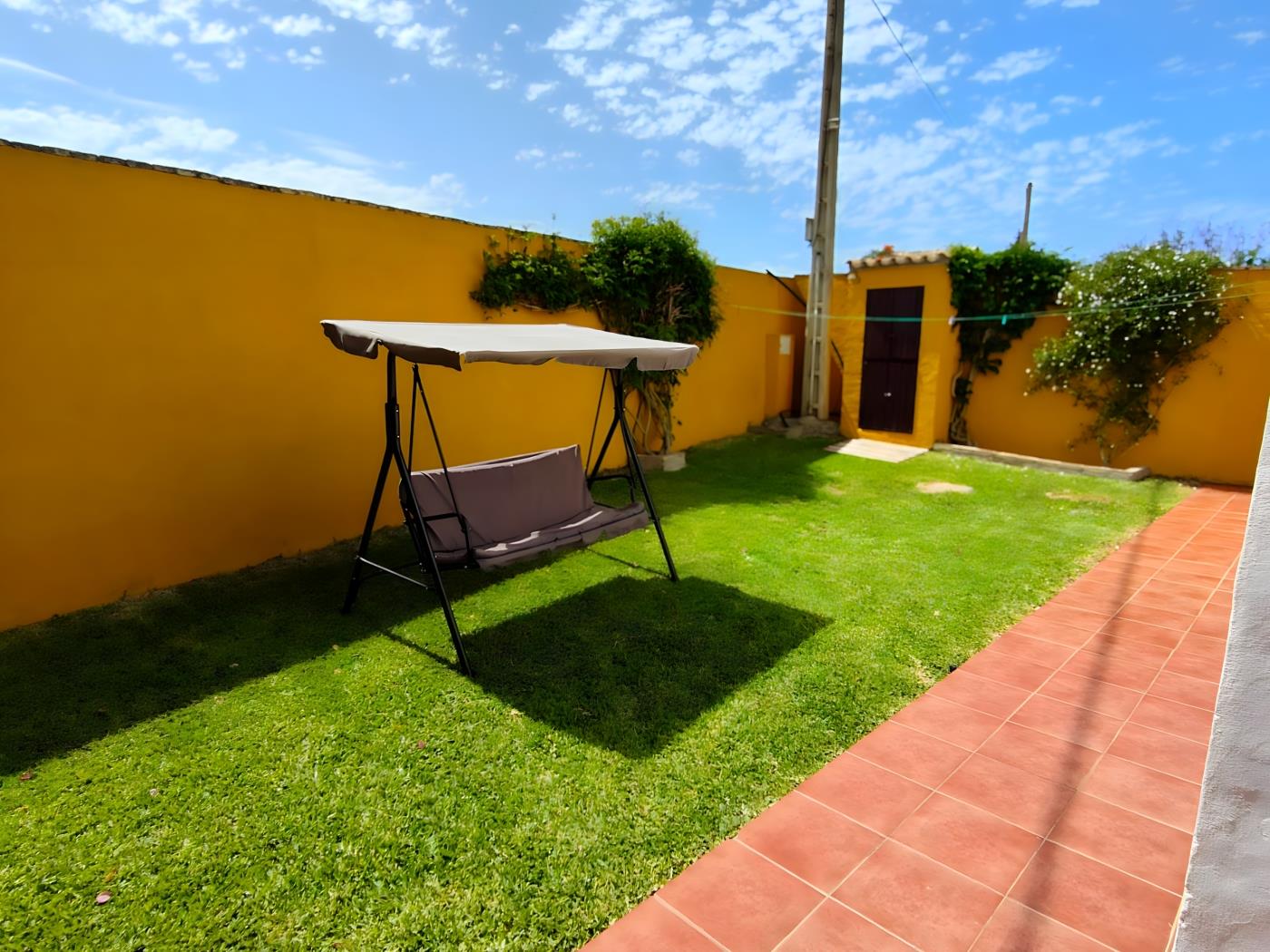 Chalet con piscina y jardín privado, ideal para familias y vacaciones en Conil - image 16