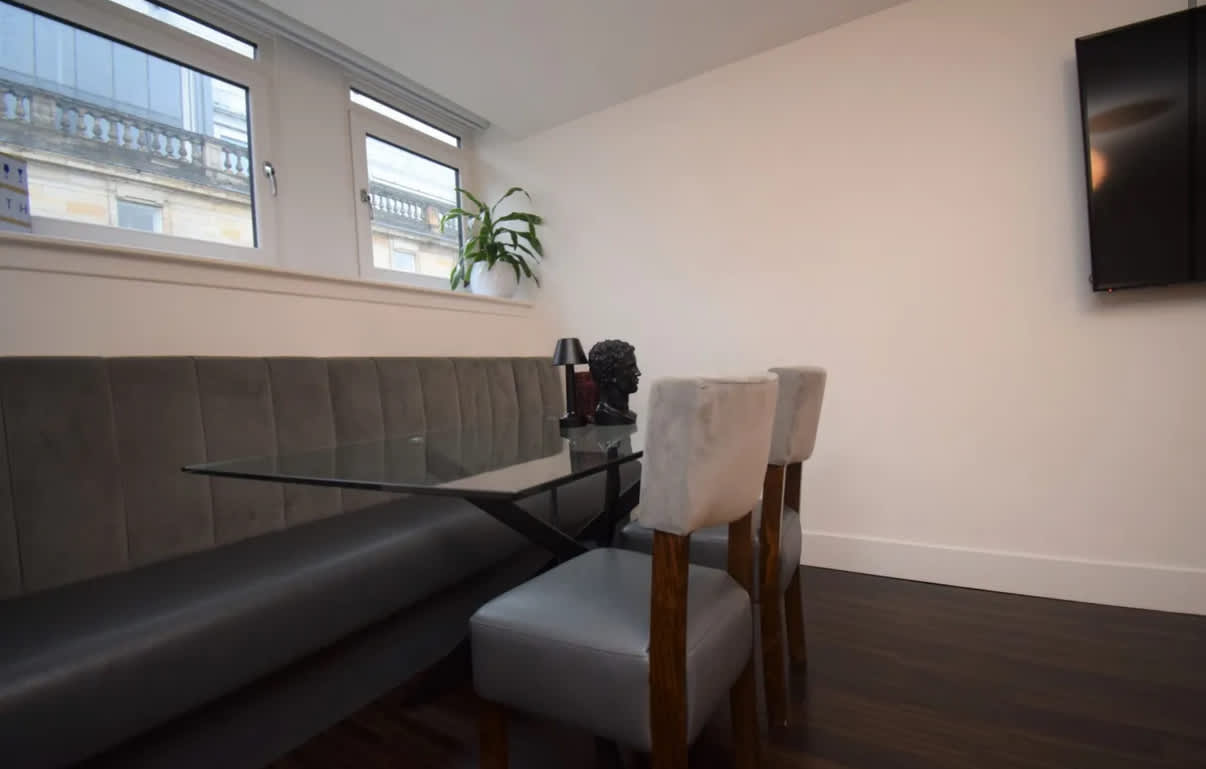 Stylish Central Flat George Sq in 16 South Frederick Street G1 1HJ - Property image 5 - VivreStays