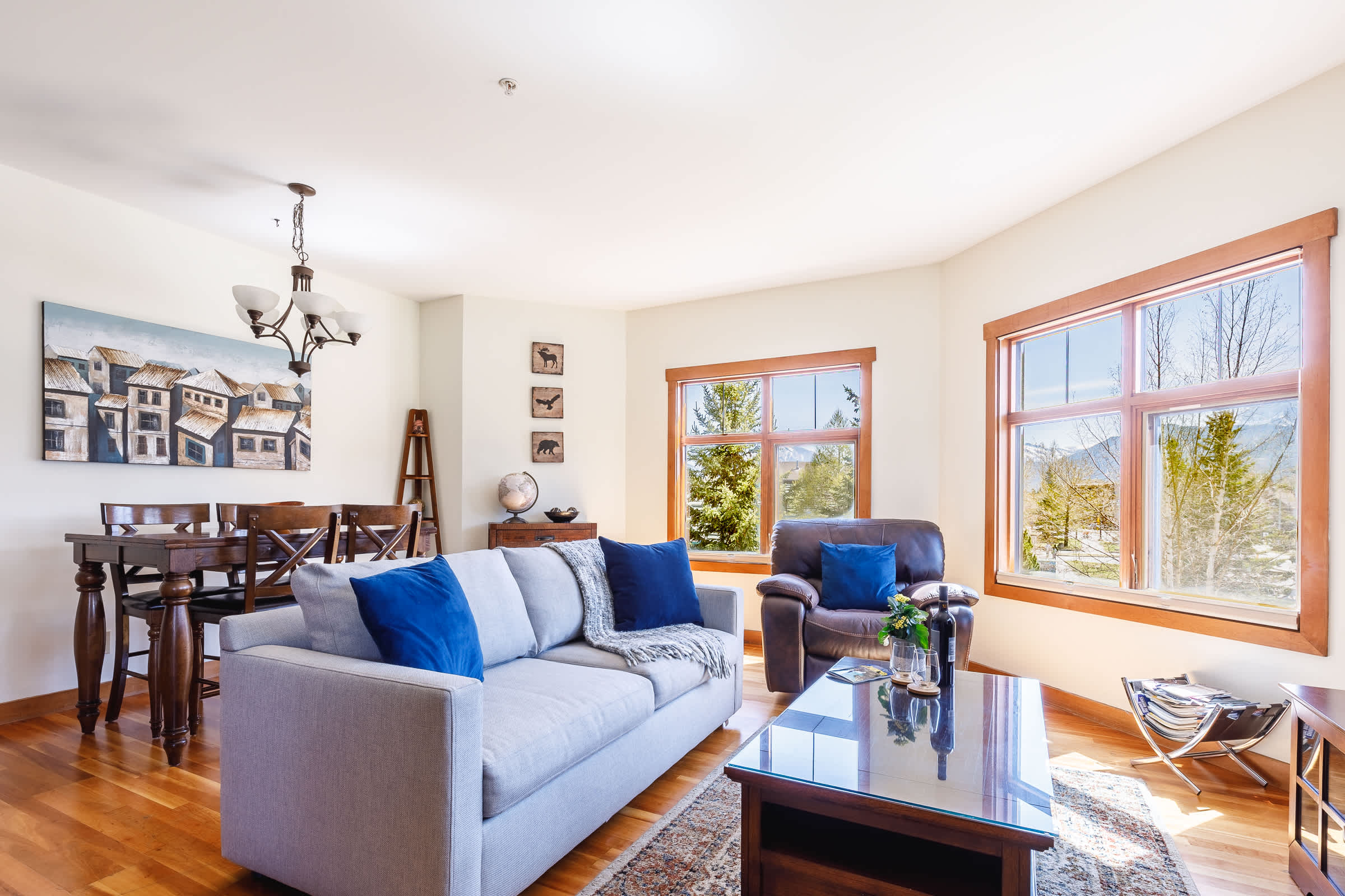 McAuley Manor - Mountain Views, Downtown Location