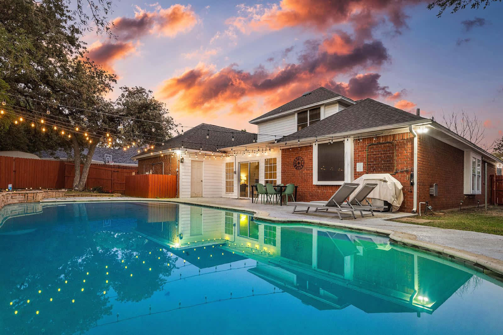Luxurious 5 Bedroom Retreat with Pool! — North Richland Hills, TX — vacation rental