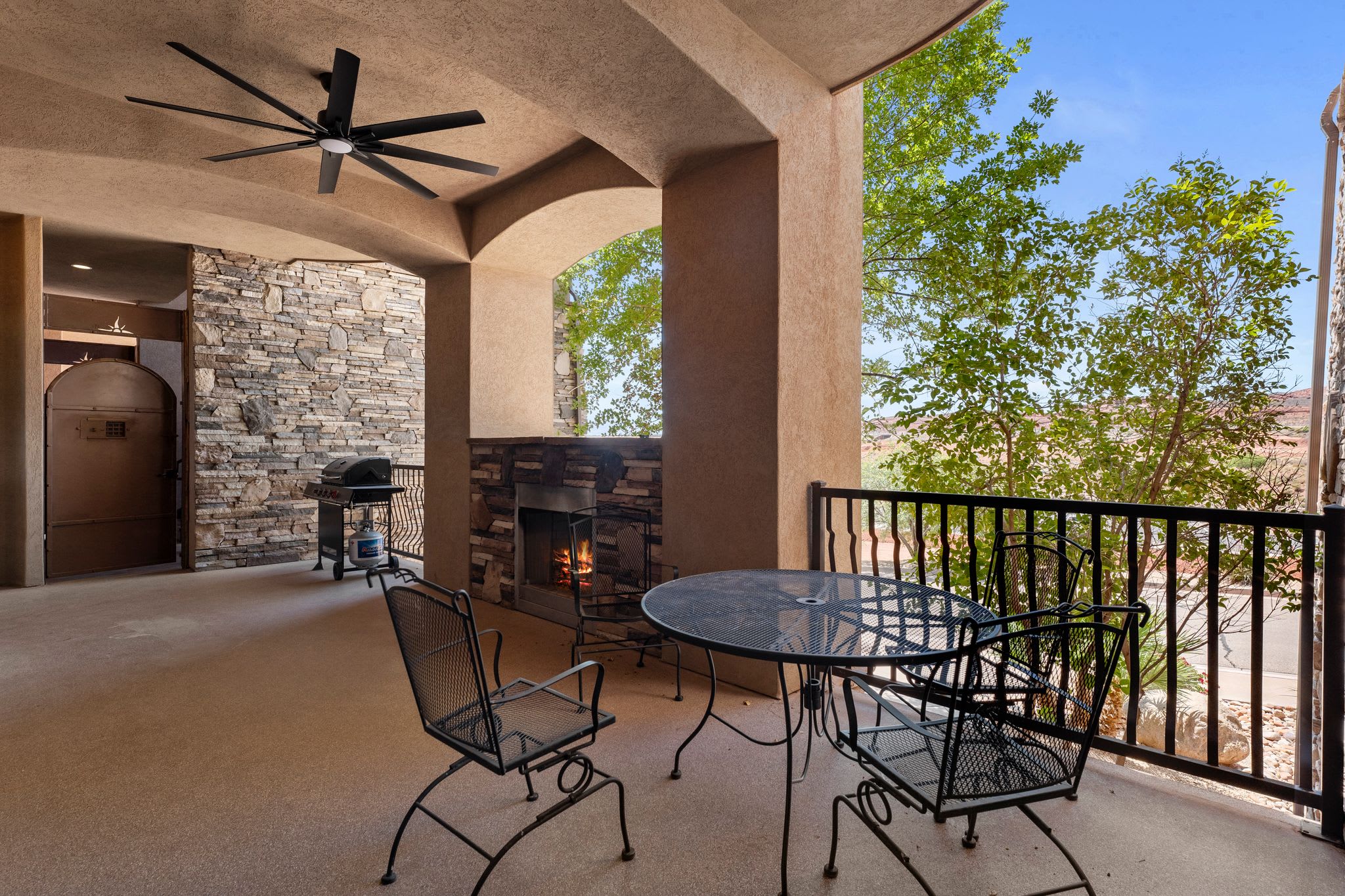 Desert Oasis - Balcony, Fireplace, Jacuzzi