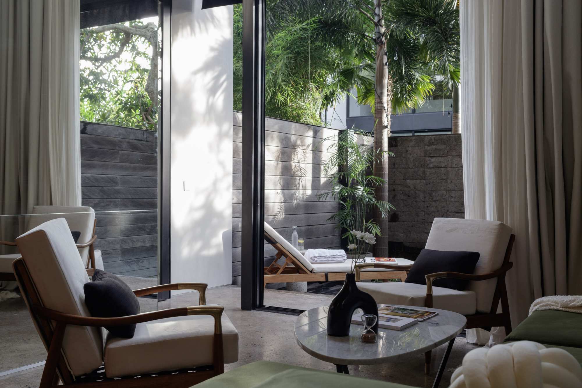 outdoor seating (furniture)
