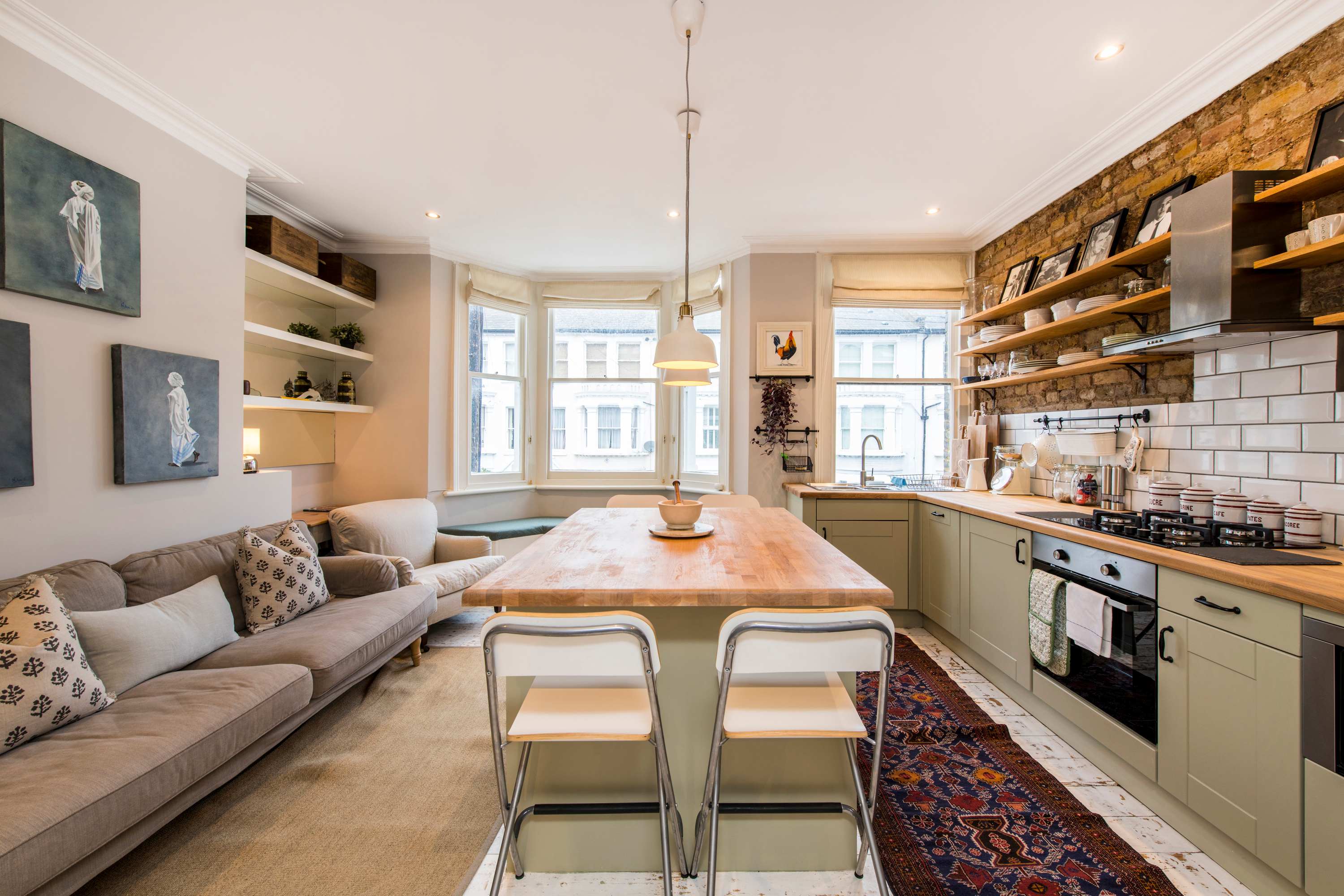 Stunning 2-bedroom flat in Fulham in Tournay Road 27 SW6 7UG - Property image 3 - VivreStays
