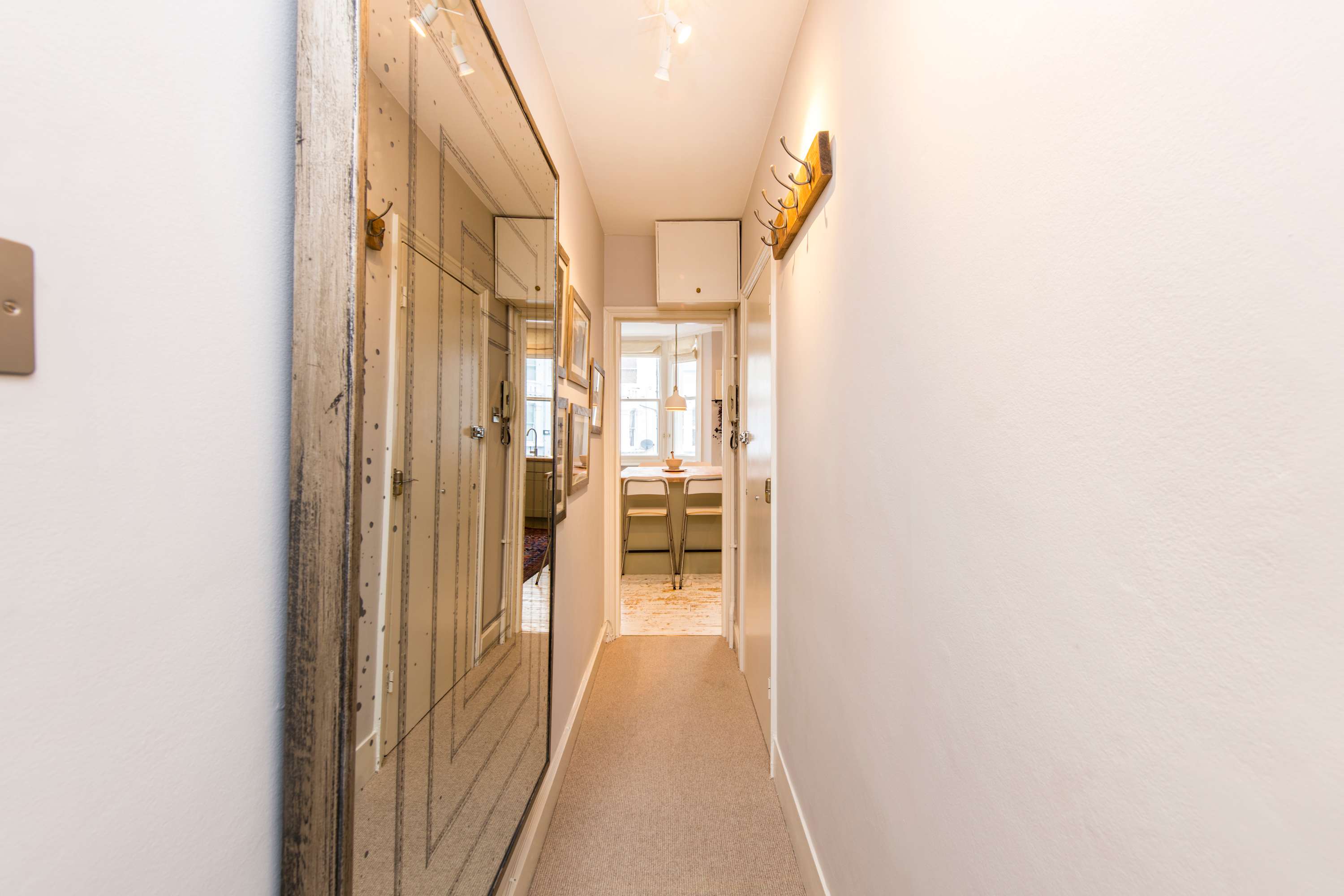 Stunning 2-bedroom flat in Fulham in Tournay Road 27 SW6 7UG - Property image 4 - VivreStays